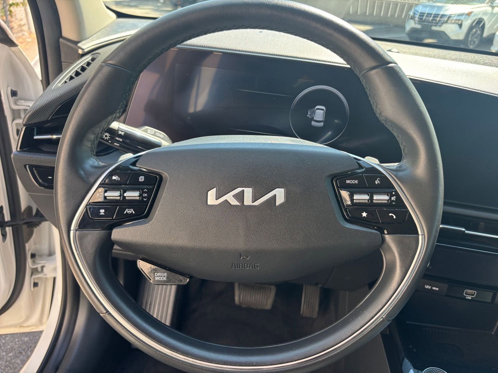 Thumbnail: 2023 Kia Niro - 32