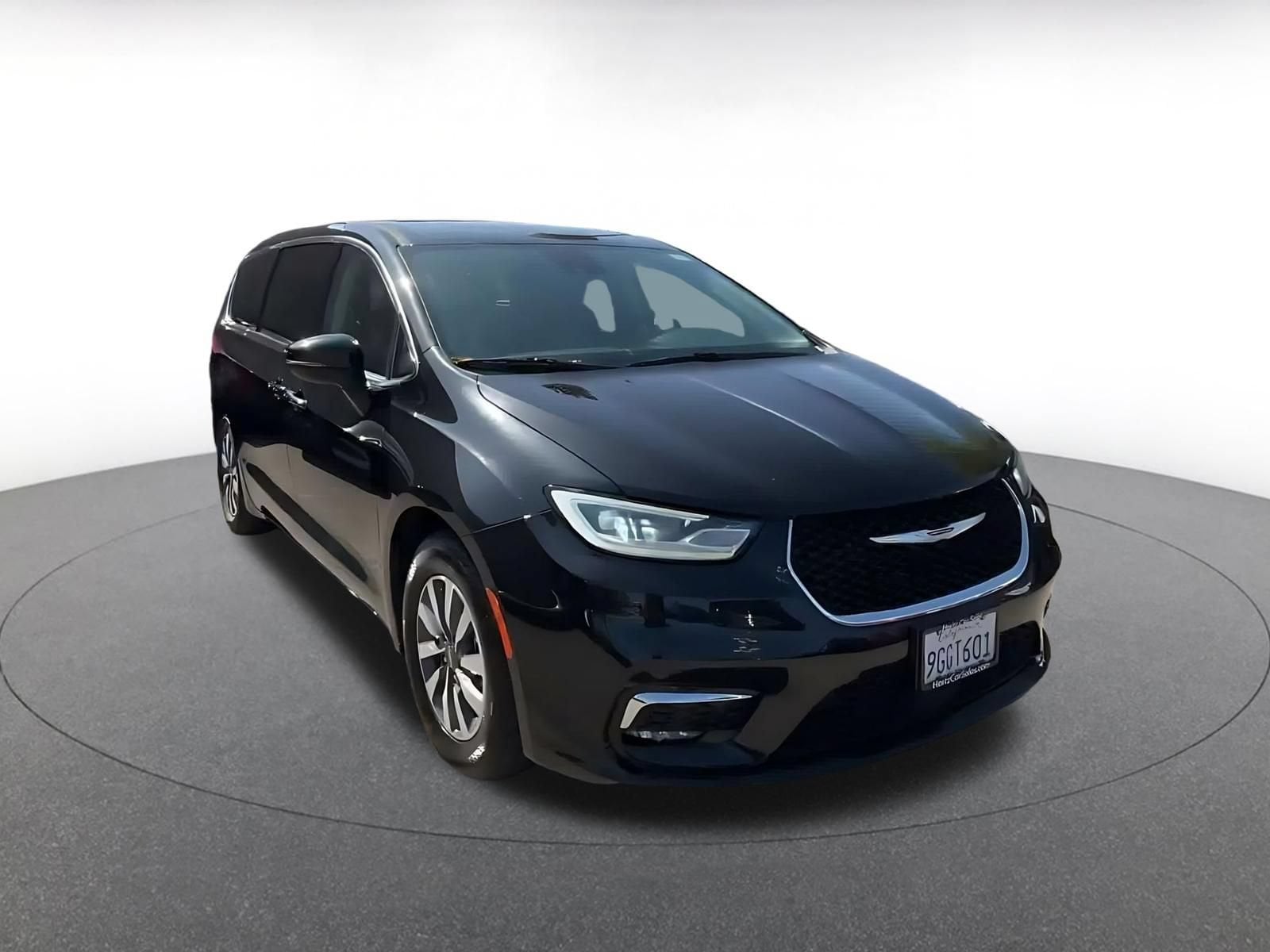 Thumbnail: 2023 Chrysler Pacifica - 3