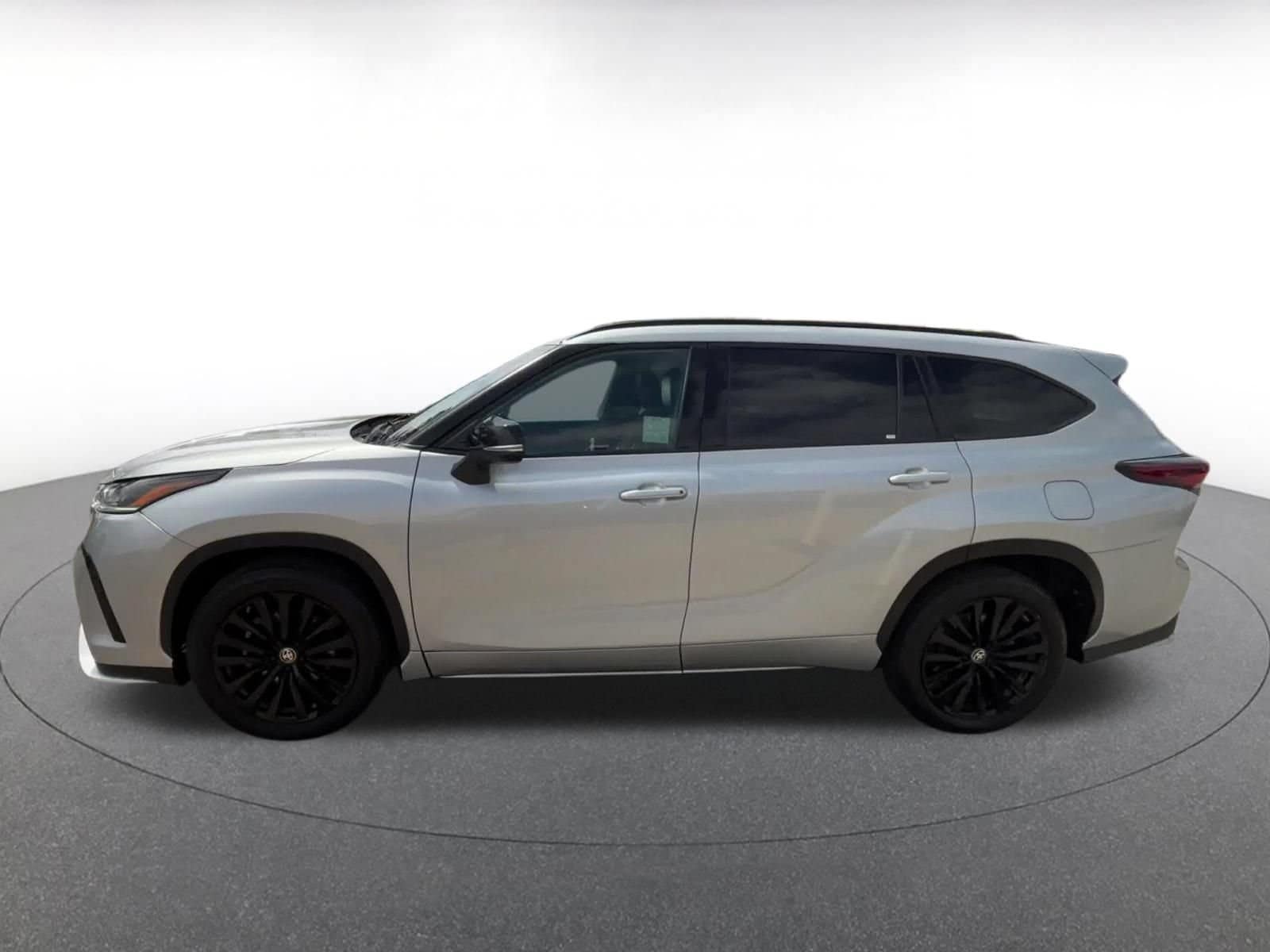 Thumbnail: 2024 Toyota Highlander - 9