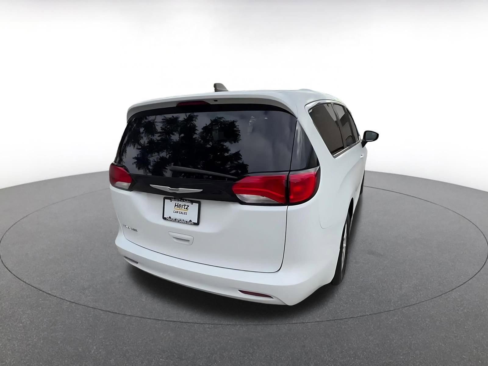 Thumbnail: 2023 Chrysler Voyager - 15
