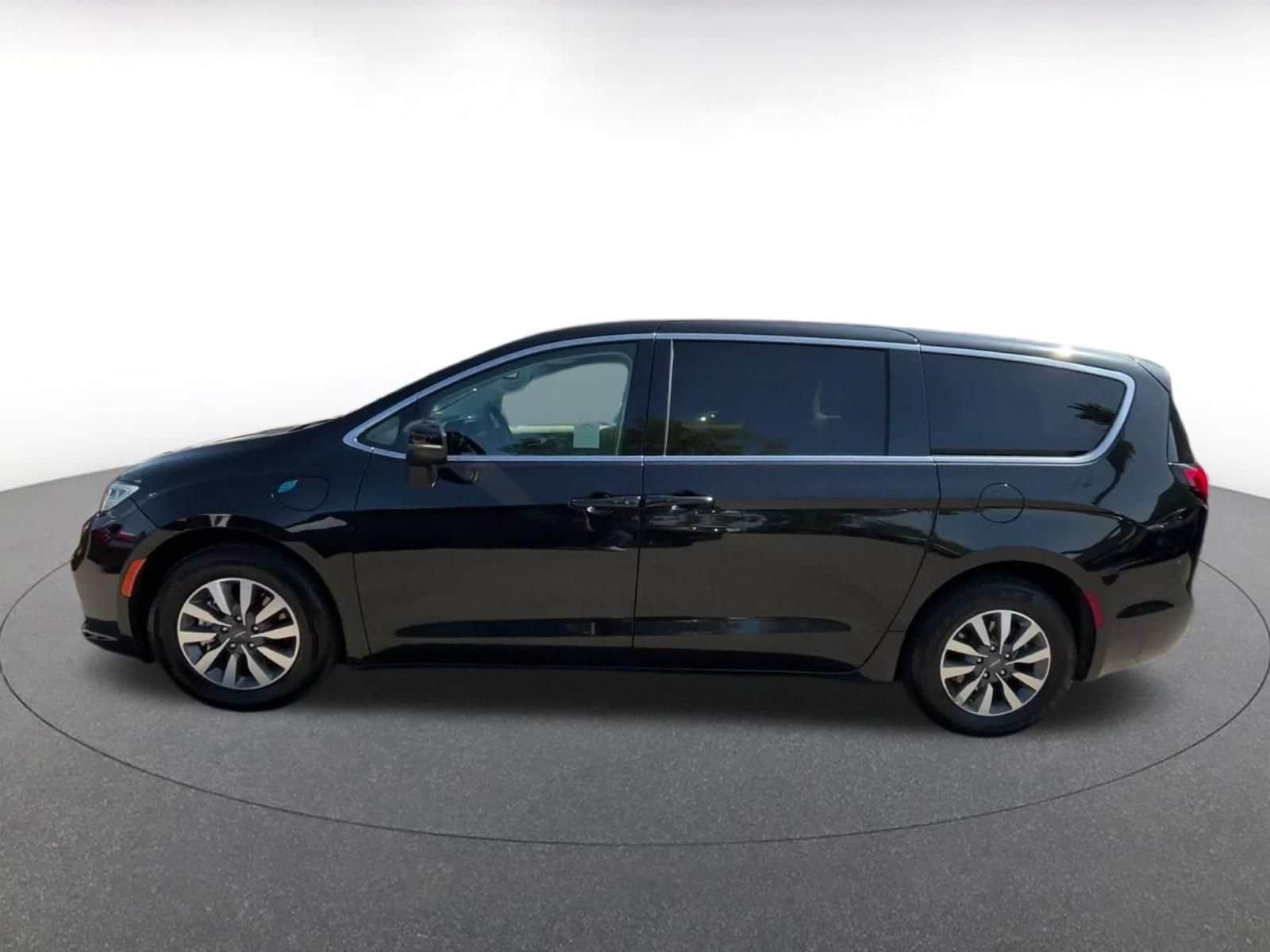 Thumbnail: 2023 Chrysler Pacifica - 8