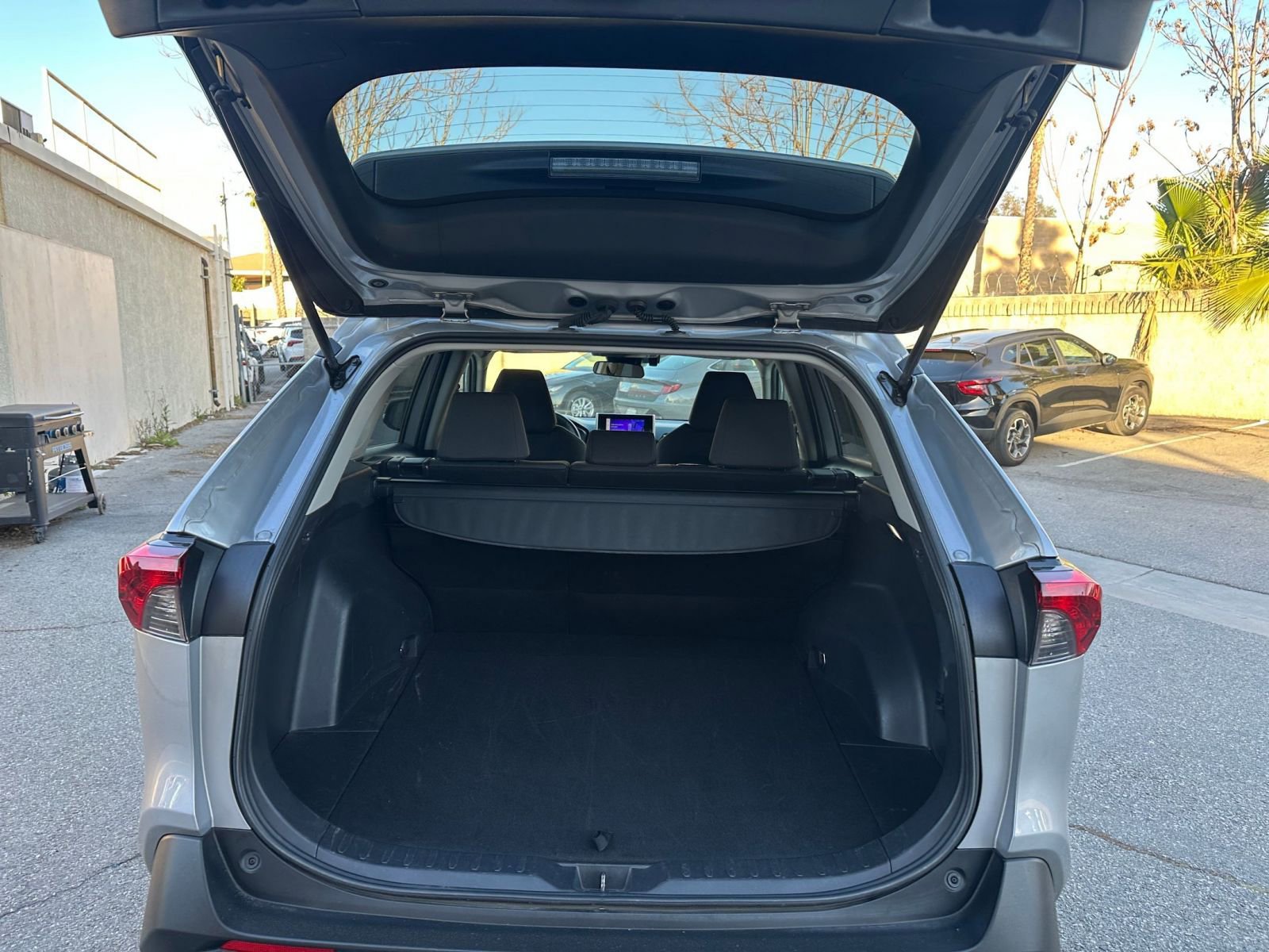 Thumbnail: 2025 Toyota RAV4 - 31