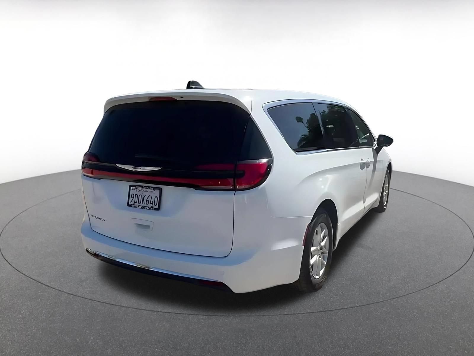 Thumbnail: 2023 Chrysler Pacifica - 11