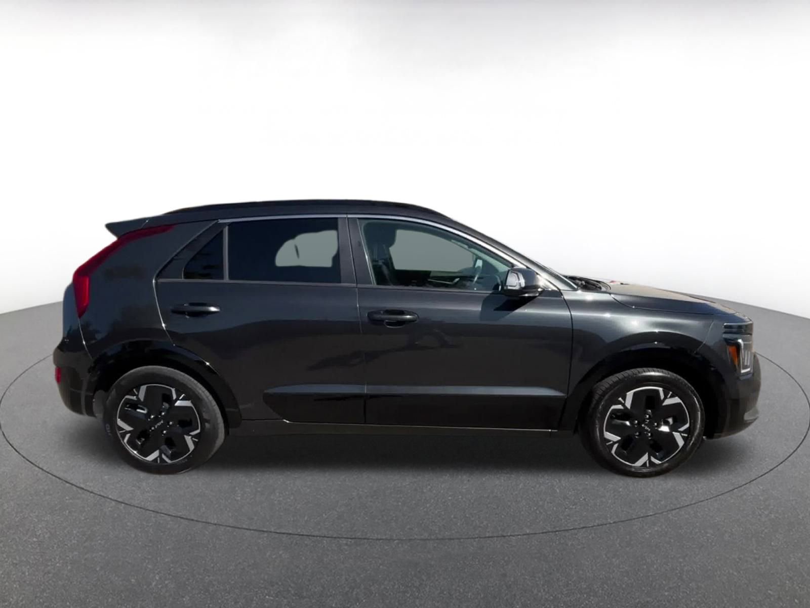 Thumbnail: 2023 Kia Niro - 16