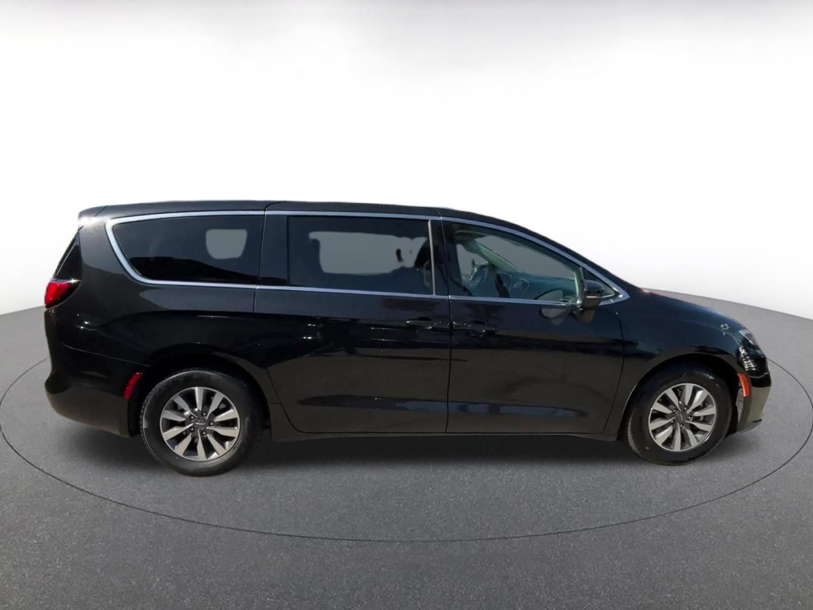 Thumbnail: 2023 Chrysler Pacifica - 15