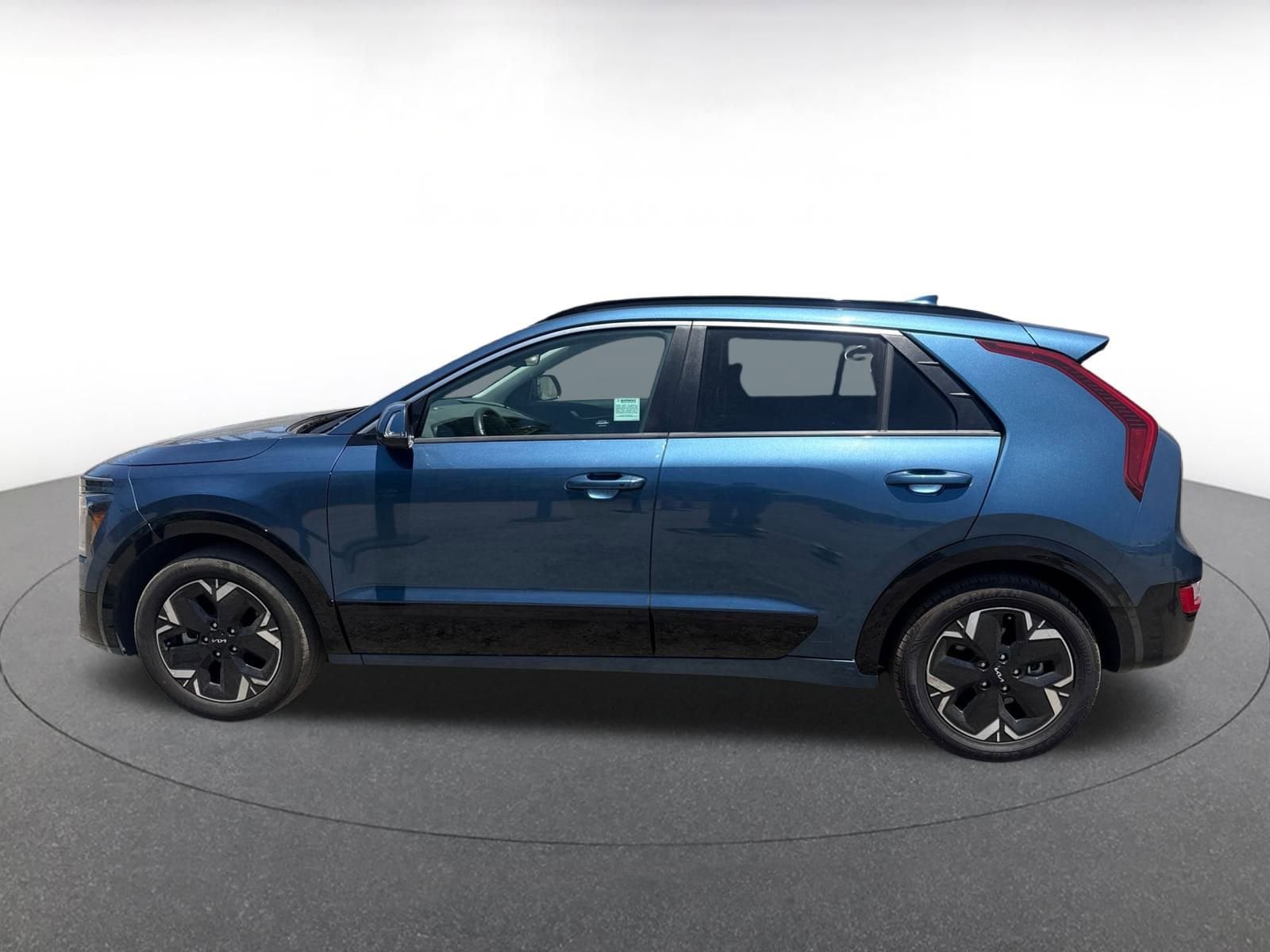 Thumbnail: 2023 Kia Niro - 4