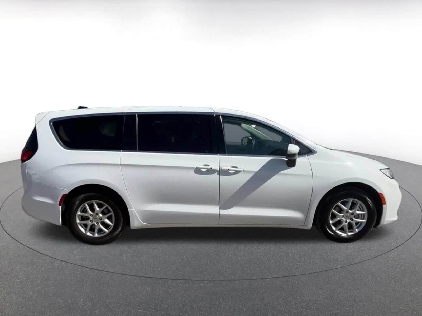 Thumbnail: 2023 Chrysler Pacifica - 13