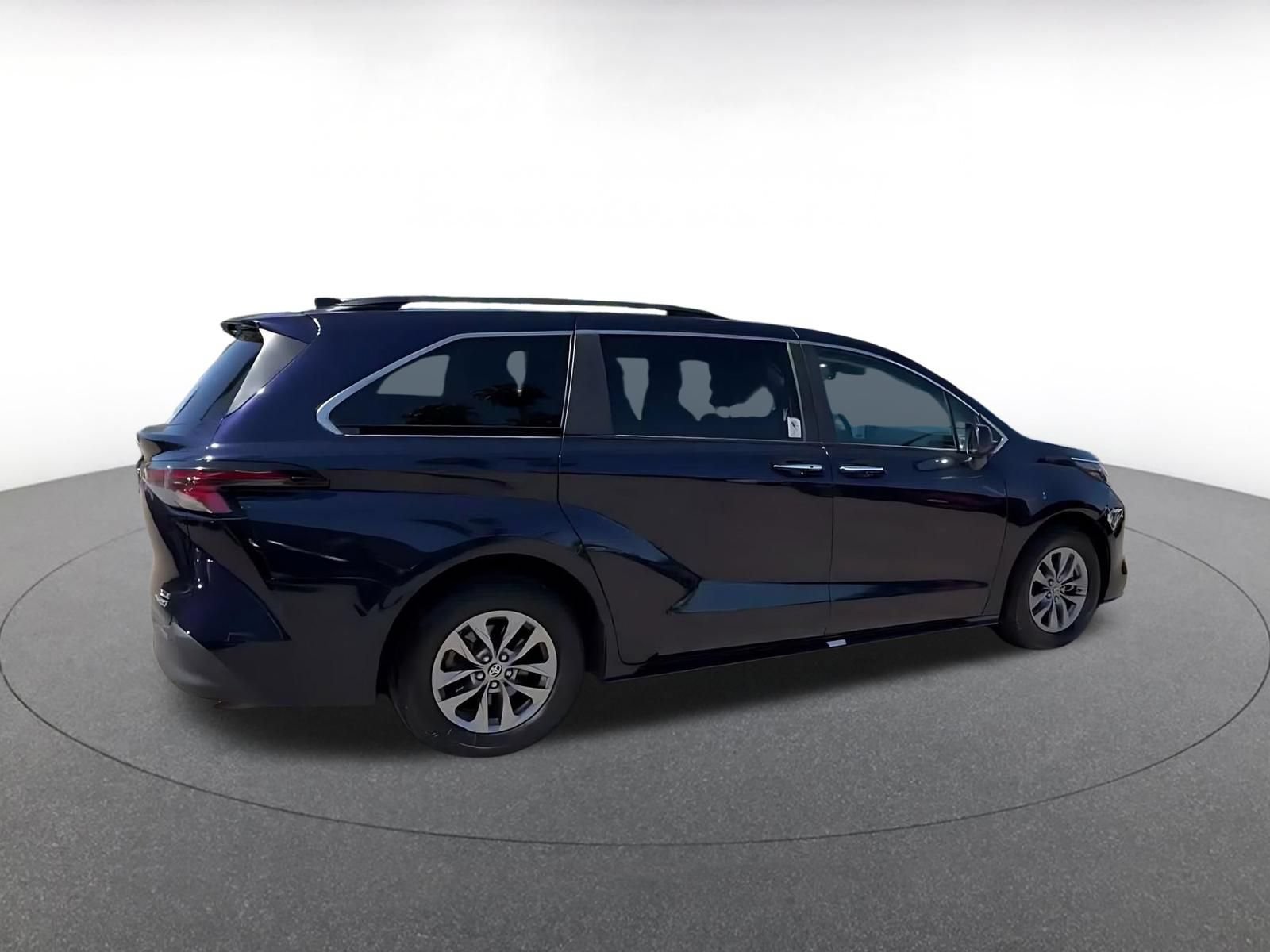 Thumbnail: 2024 Toyota Sienna - 13