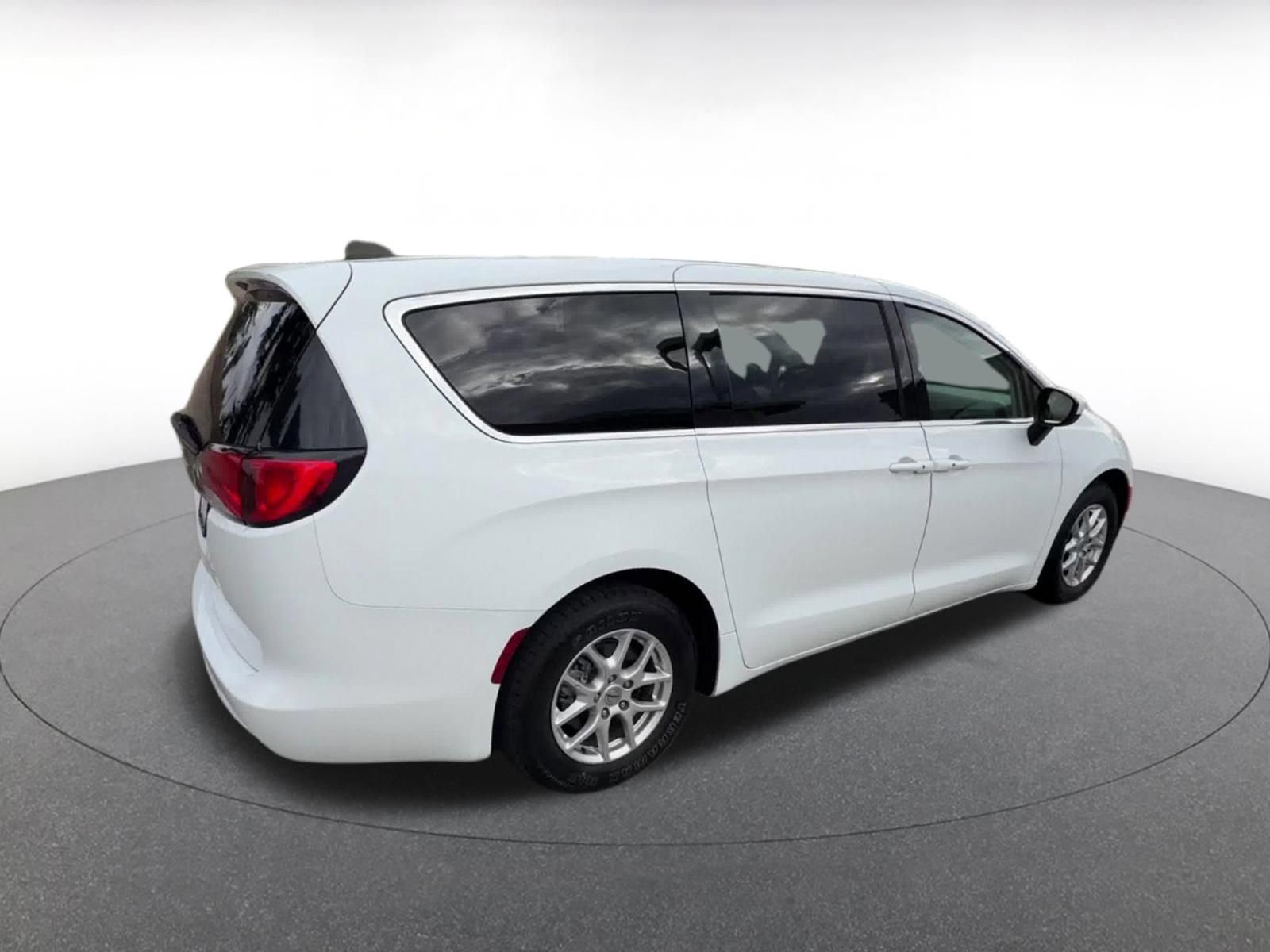 Thumbnail: 2023 Chrysler Voyager - 14