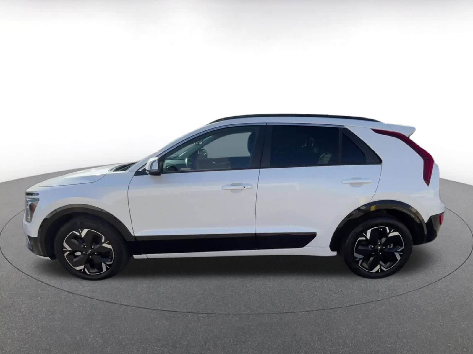 Thumbnail: 2023 Kia Niro - 9