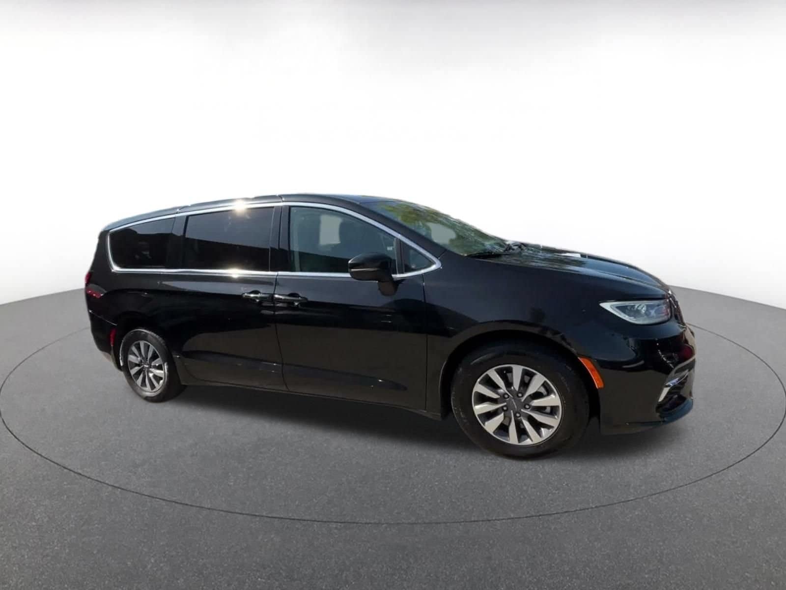 Thumbnail: 2023 Chrysler Pacifica - 2