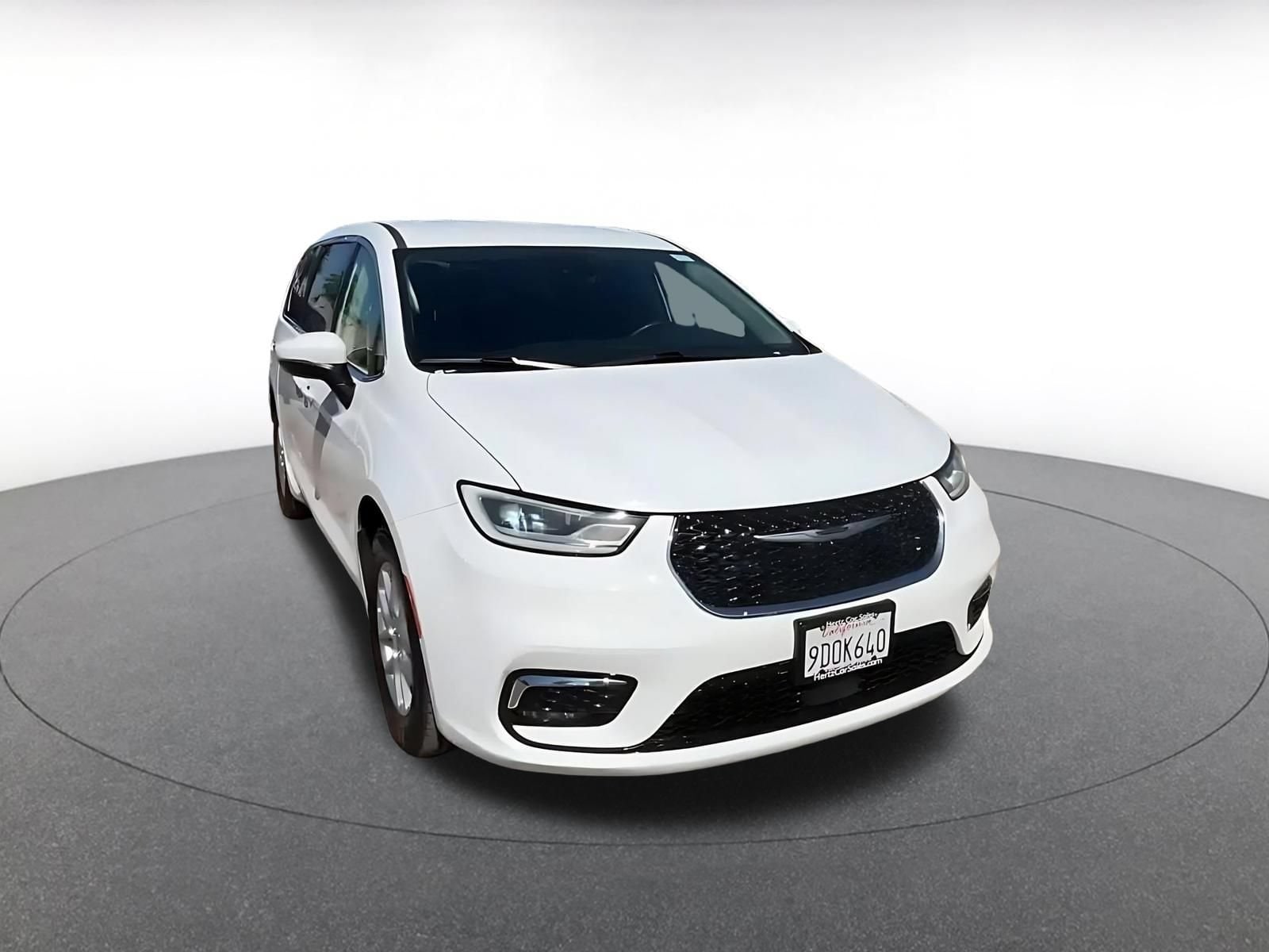 Thumbnail: 2023 Chrysler Pacifica - 3