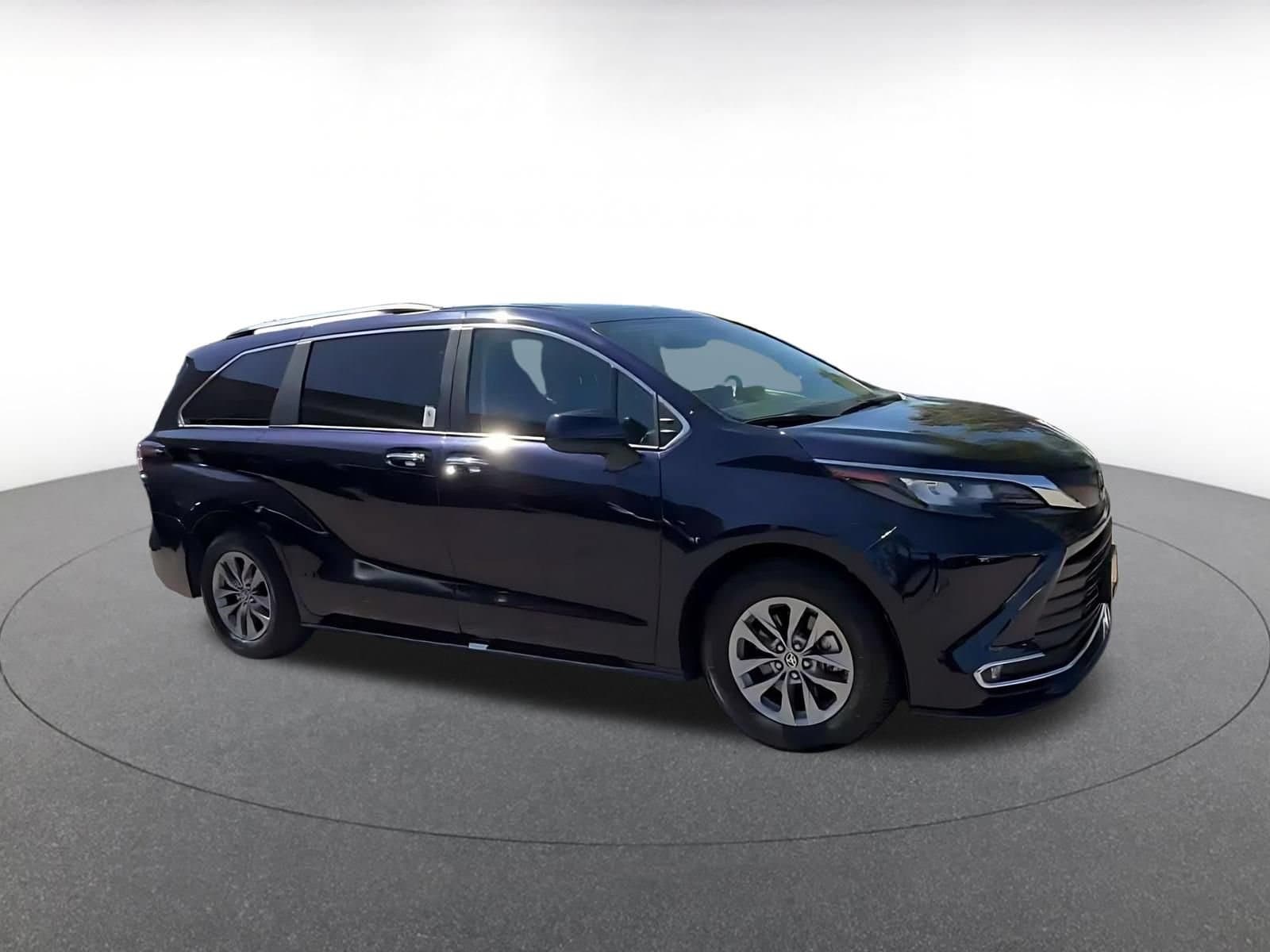 Thumbnail: 2024 Toyota Sienna - 2