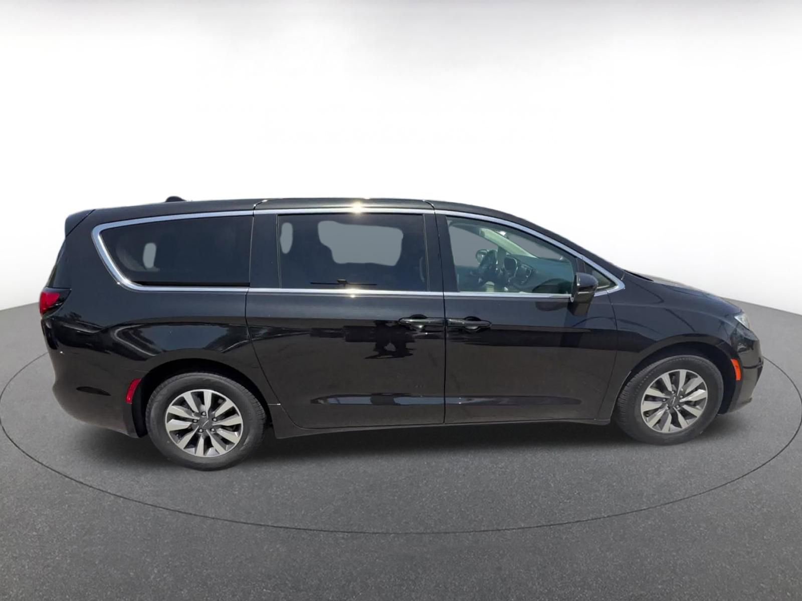 Thumbnail: 2023 Chrysler Pacifica - 16