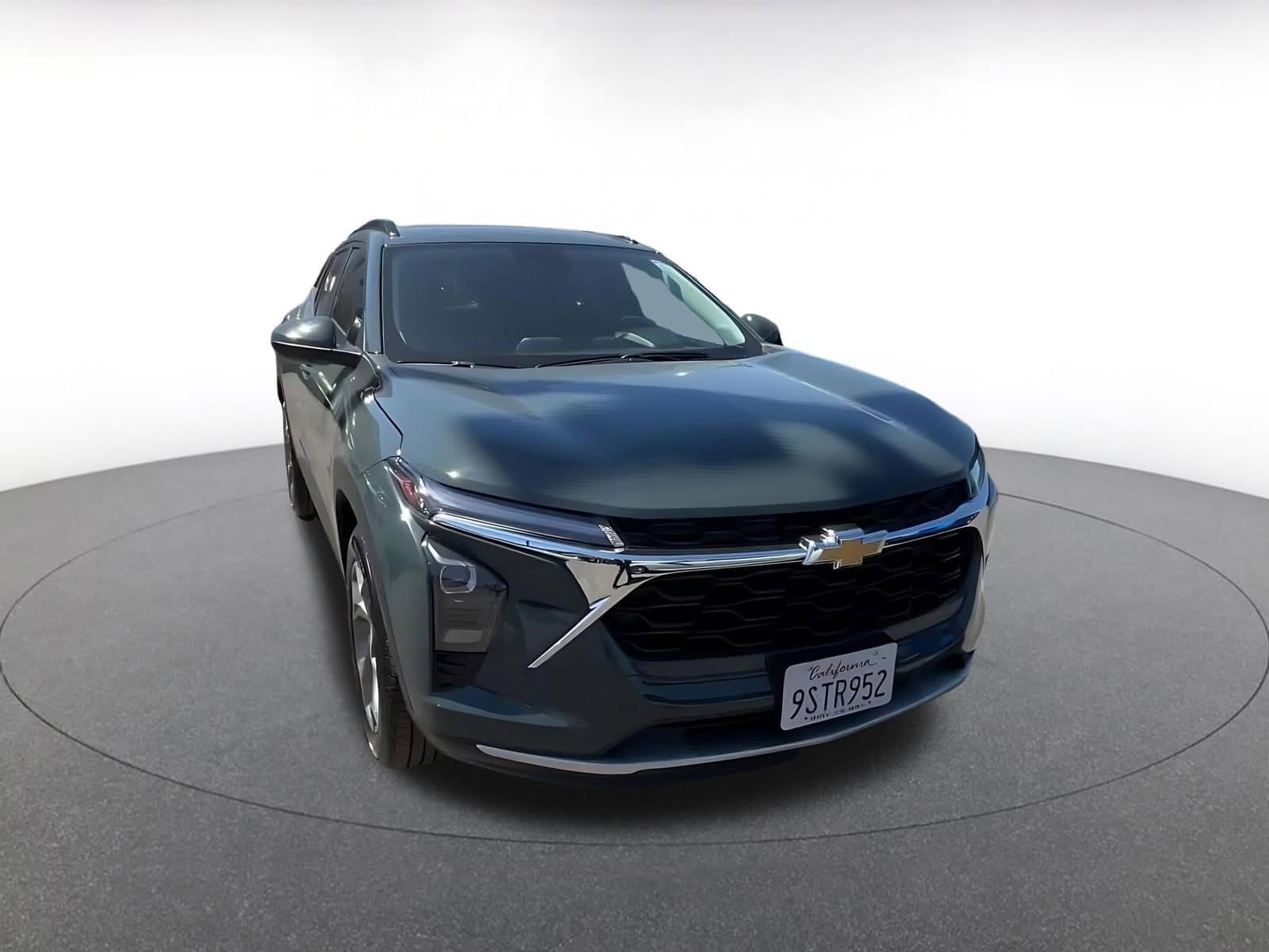 Thumbnail: 2025 Chevrolet Trax - 3