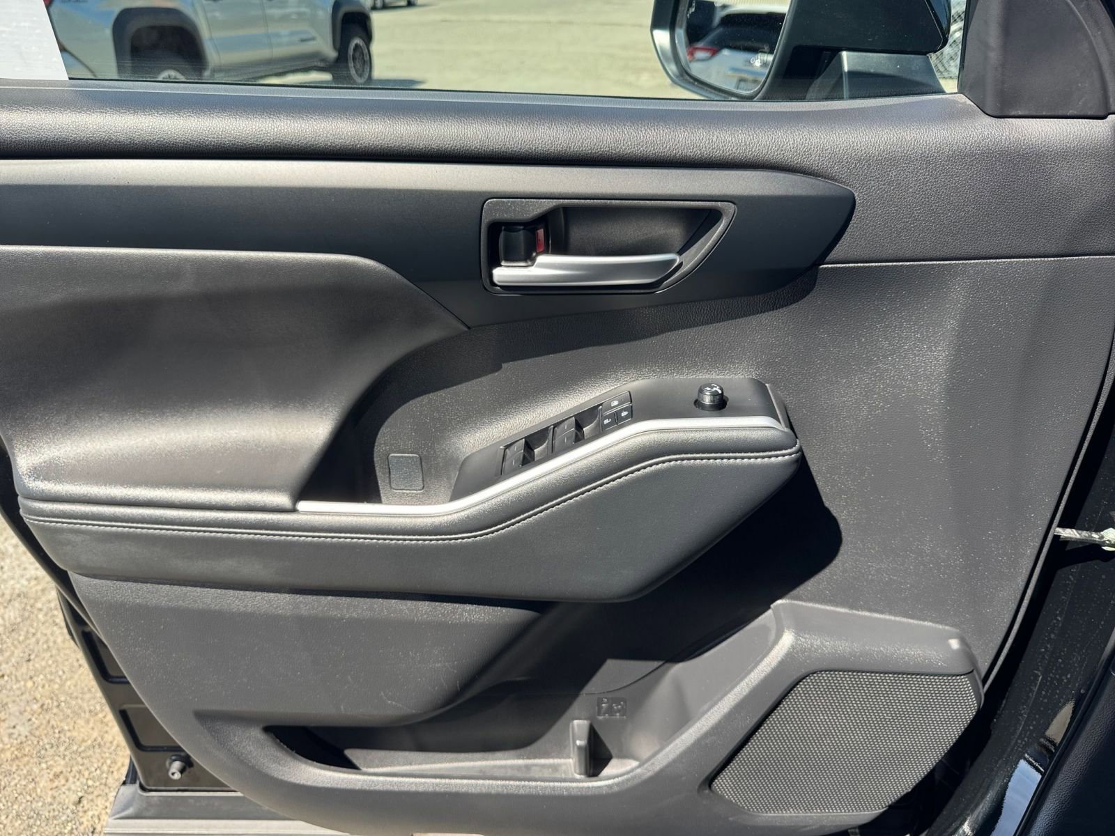 Thumbnail: 2025 Toyota Highlander - 18