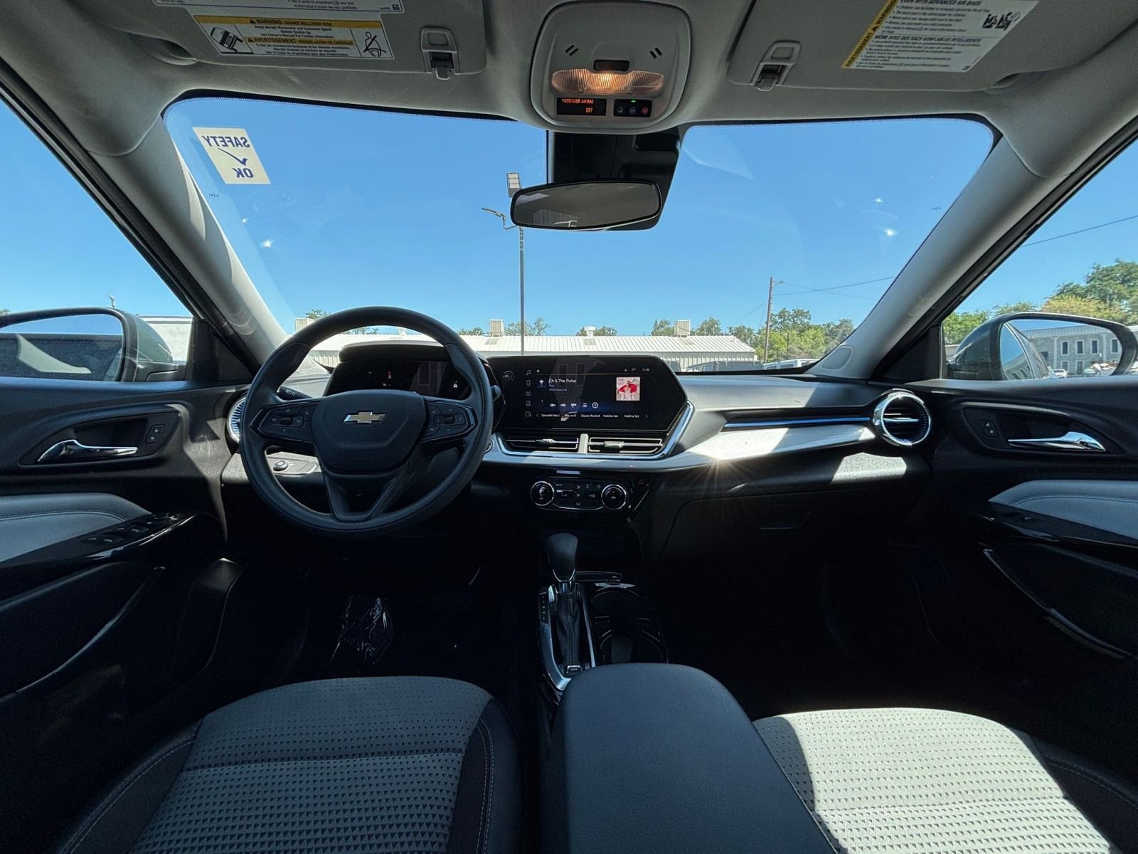 Thumbnail: 2025 Chevrolet Trax - 32