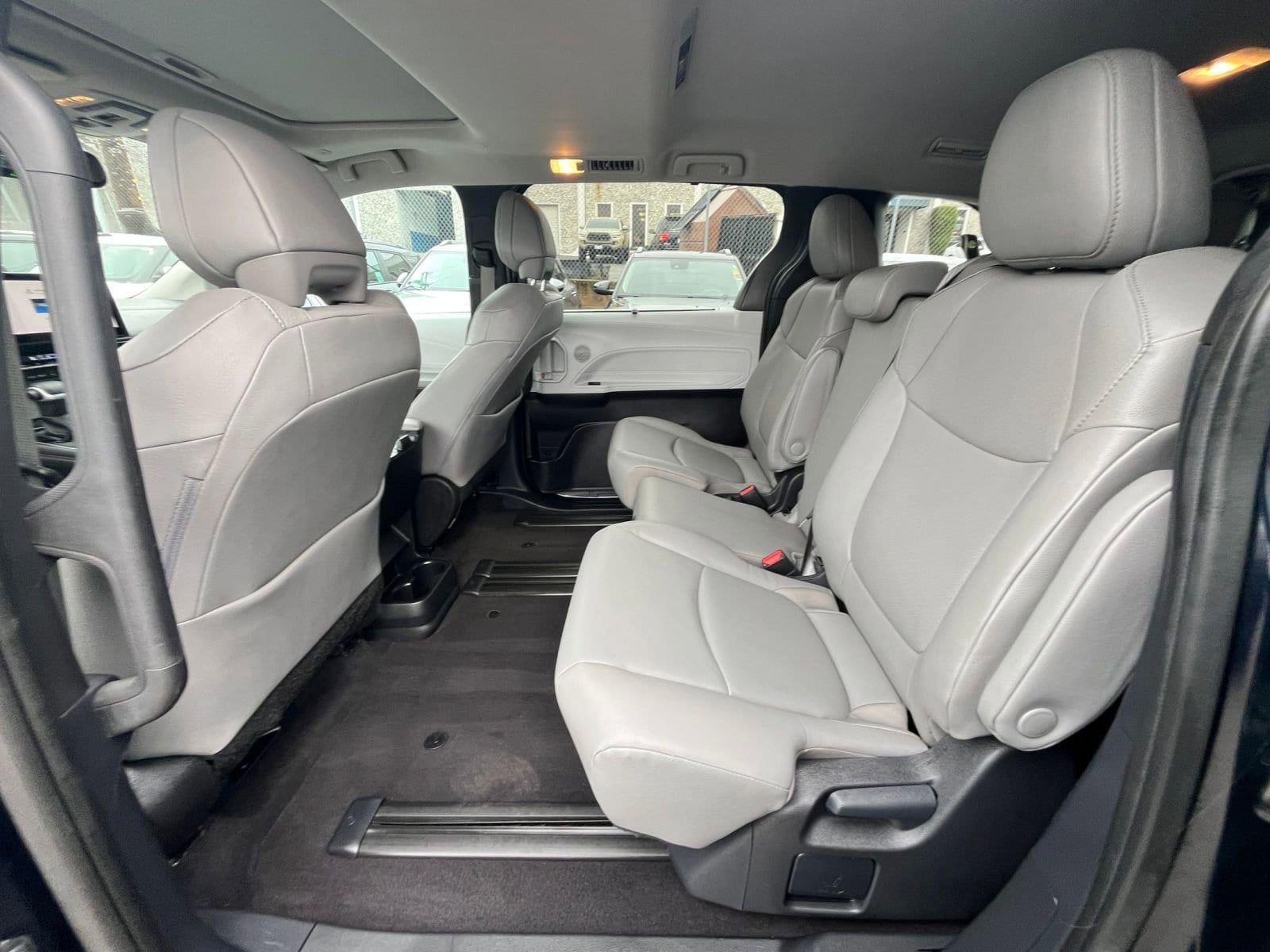 Thumbnail: 2025 Toyota Sienna - 27