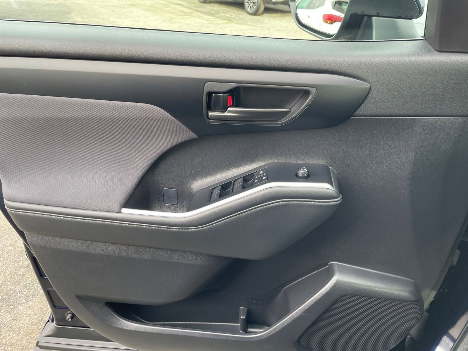 Thumbnail: 2025 Toyota Highlander - 18