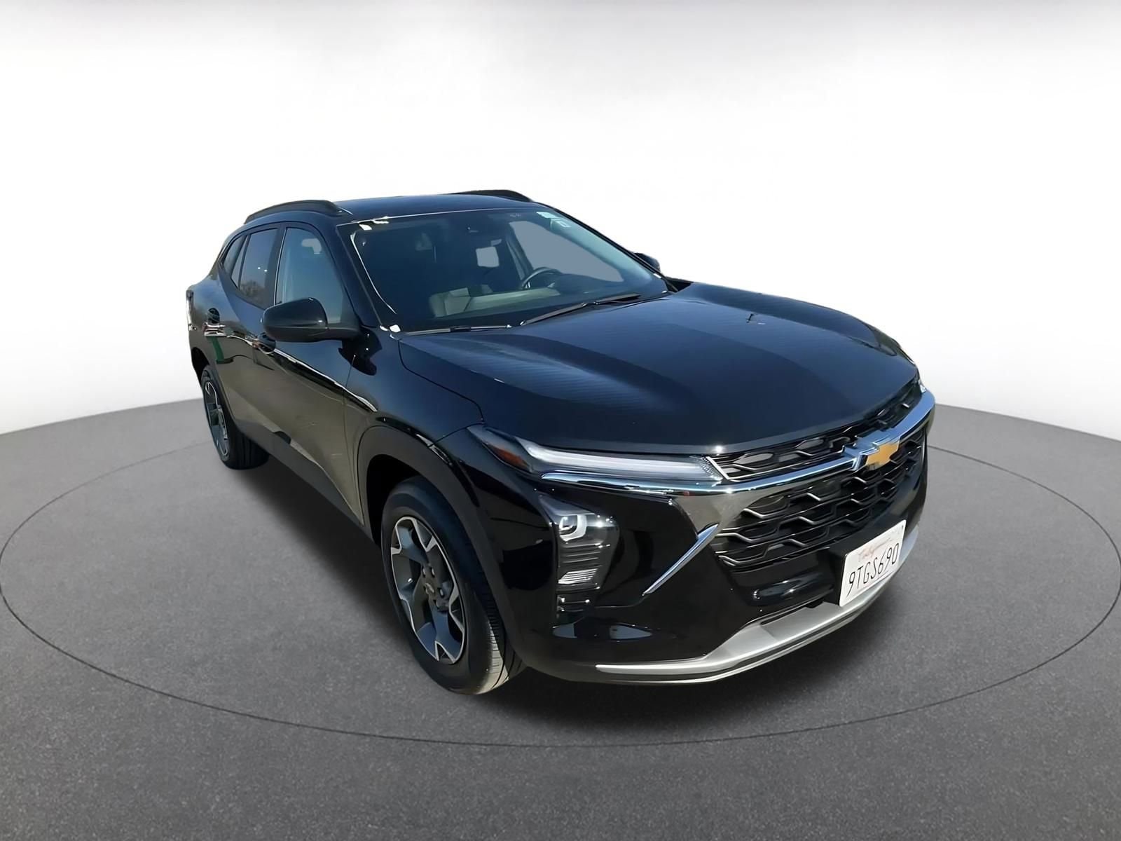 Thumbnail: 2025 Chevrolet Trax - 3