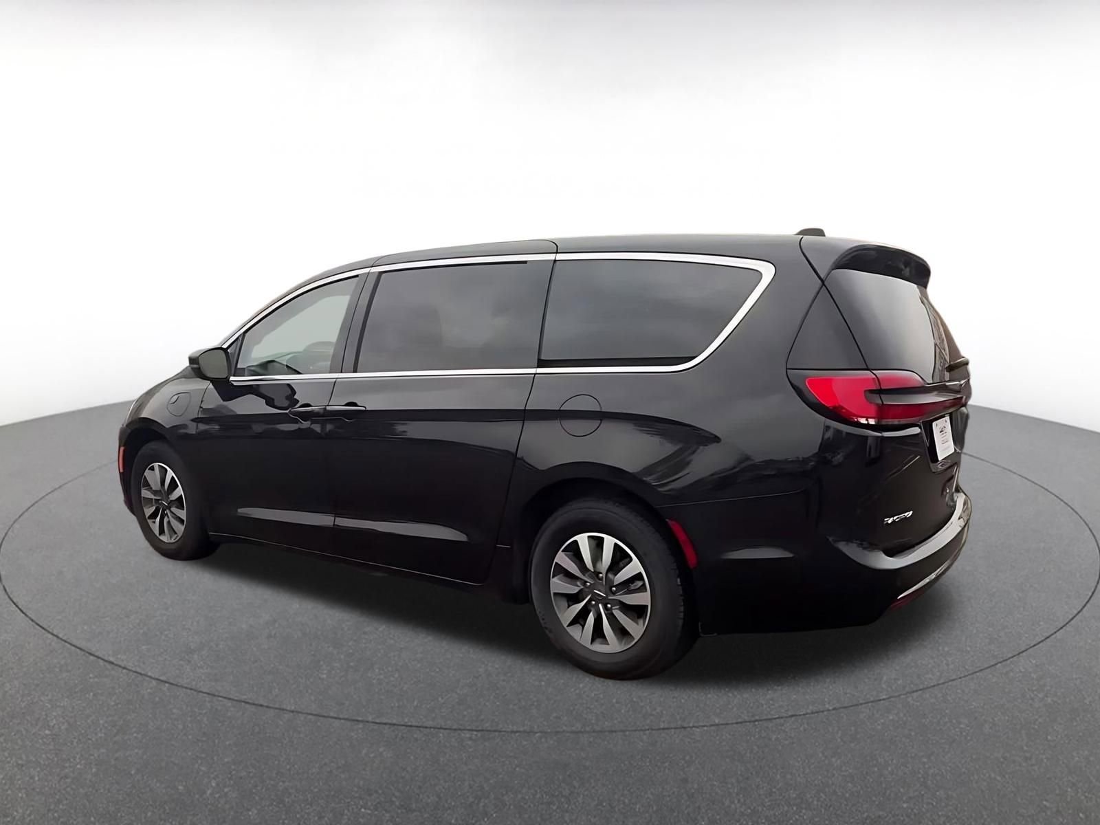 Thumbnail: 2023 Chrysler Pacifica - 10