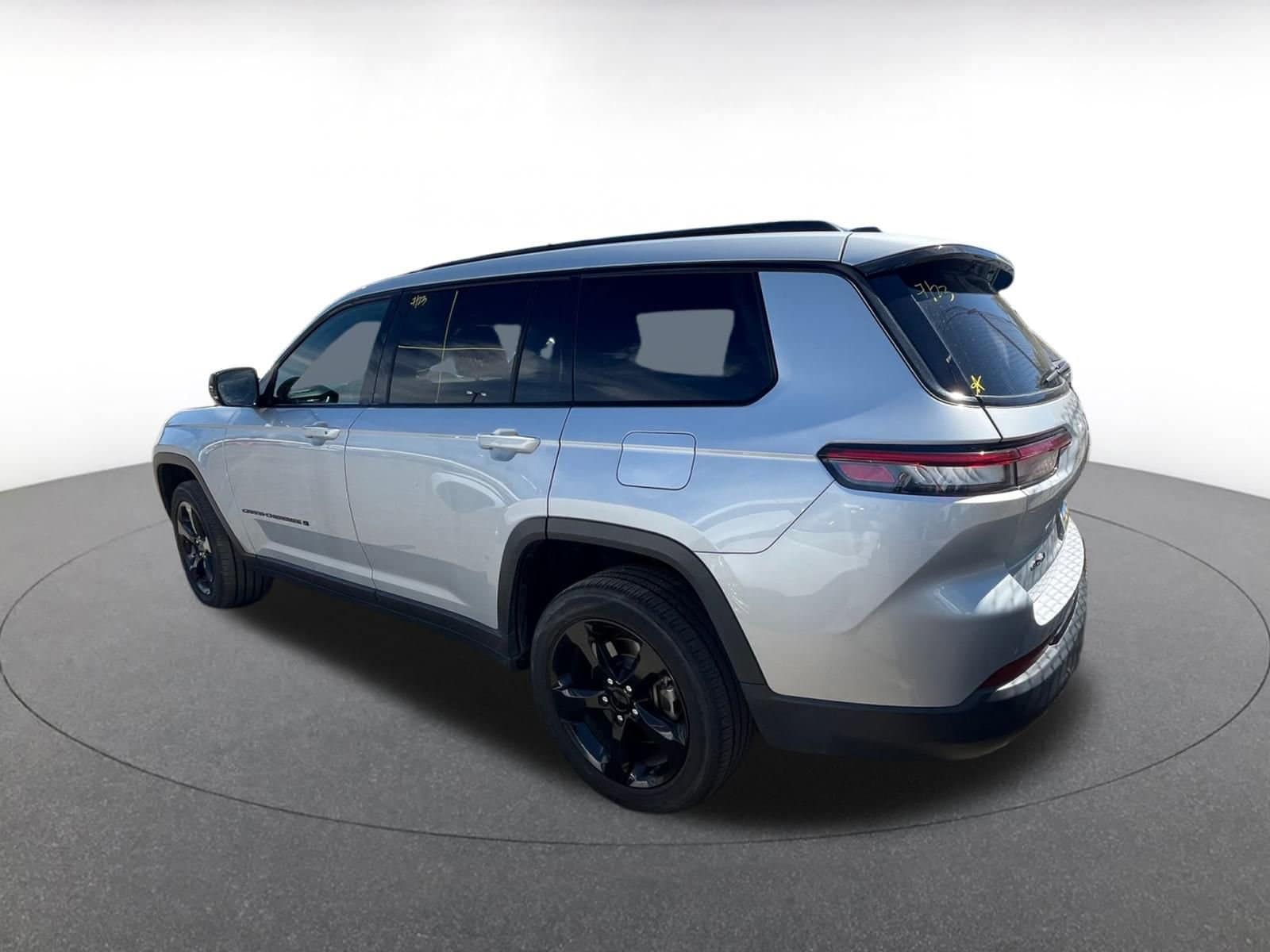 Thumbnail: 2023 Kia Niro - 4