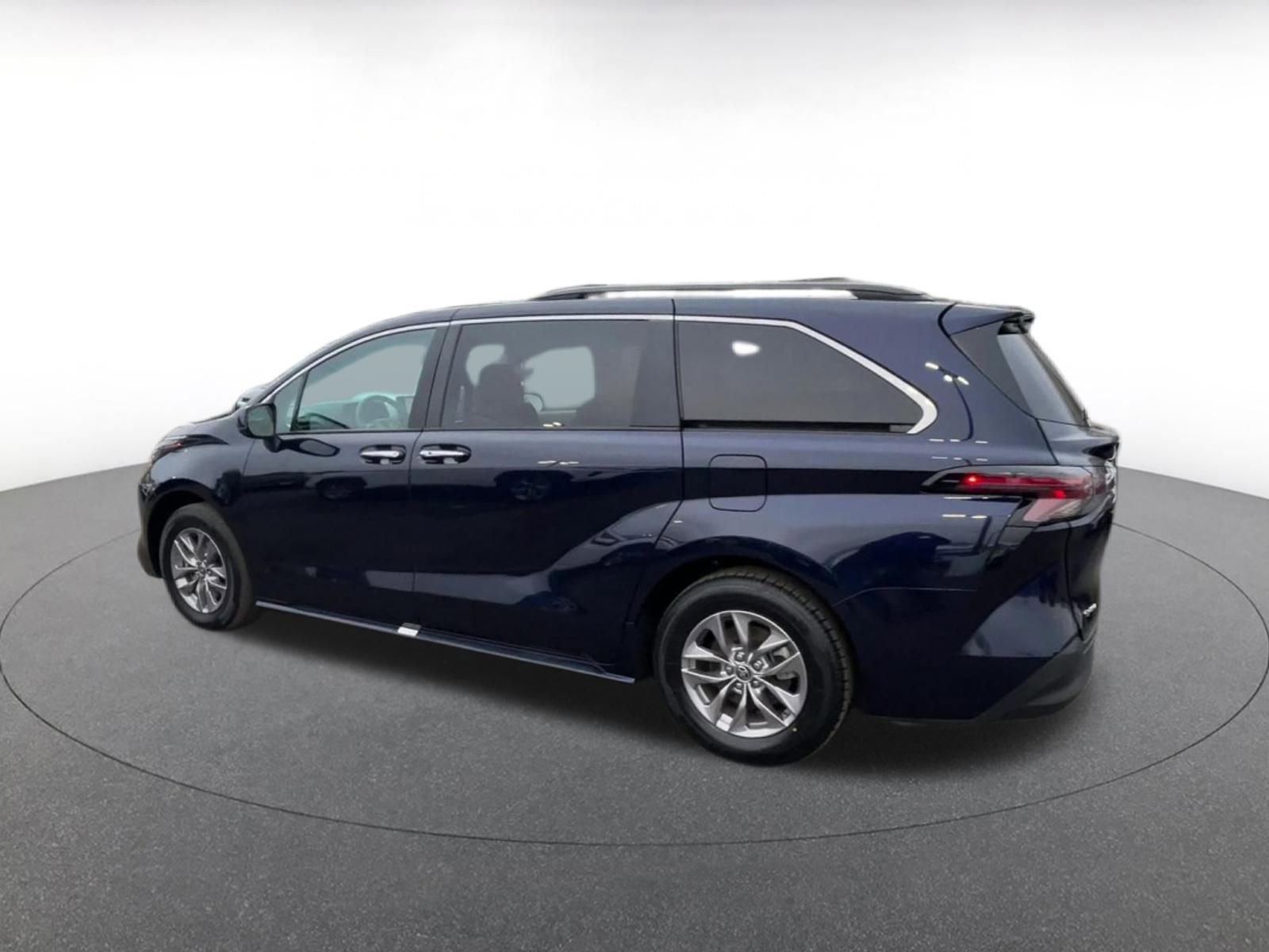 Thumbnail: 2025 Toyota Sienna - 10