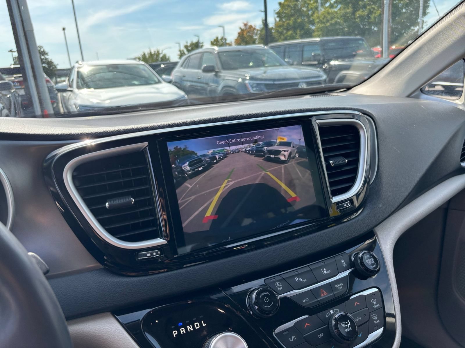 Thumbnail: 2023 Chrysler Pacifica - 25