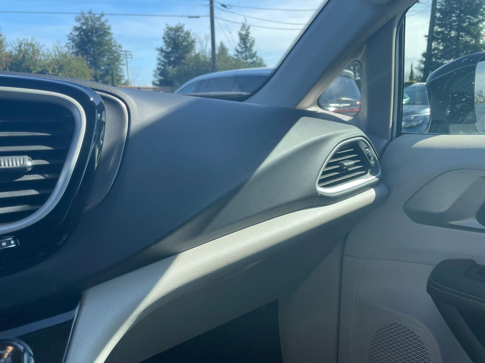 Thumbnail: 2024 Chrysler Pacifica - 32