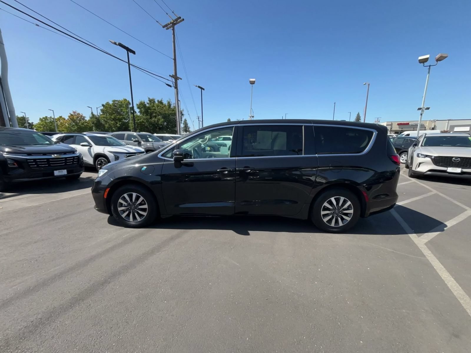 Thumbnail: 2023 Chrysler Pacifica - 8
