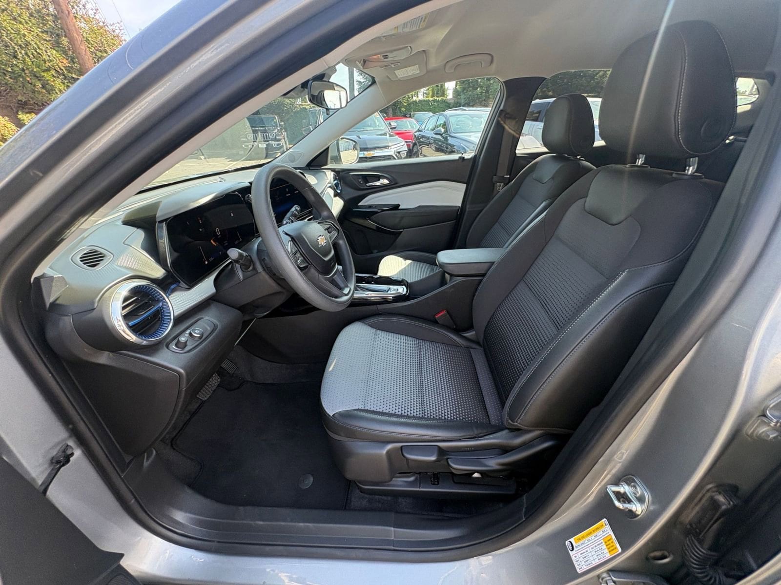 Thumbnail: 2025 Chevrolet Trax - 25