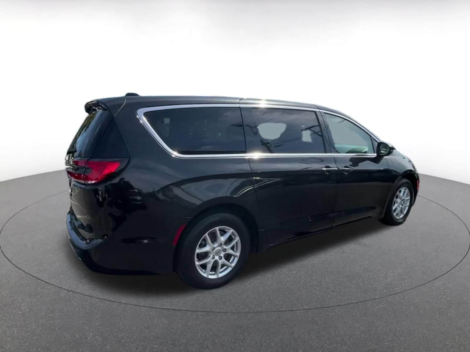 Thumbnail: 2023 Chrysler Pacifica - 14