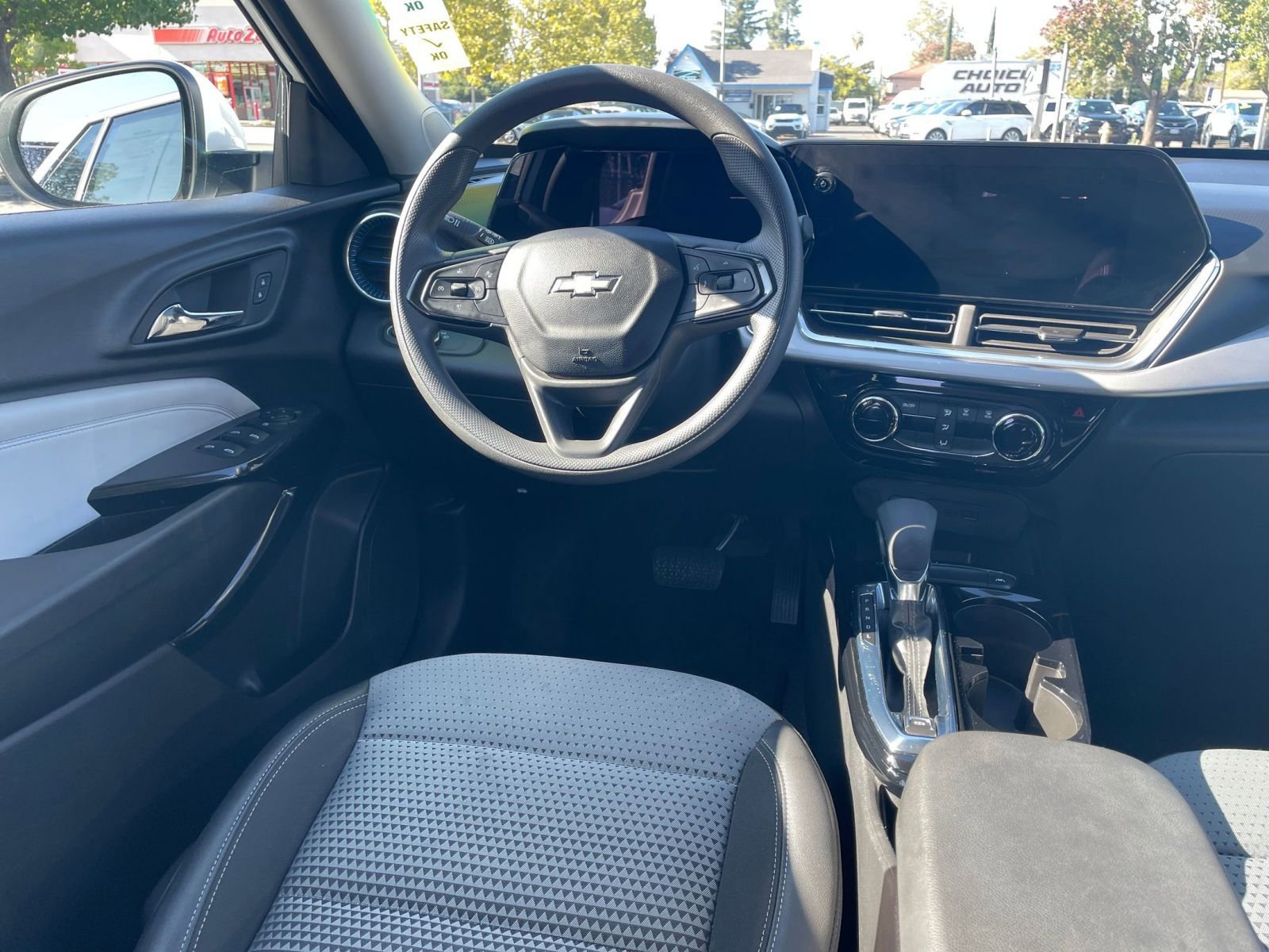 Thumbnail: 2025 Chevrolet Trax - 32