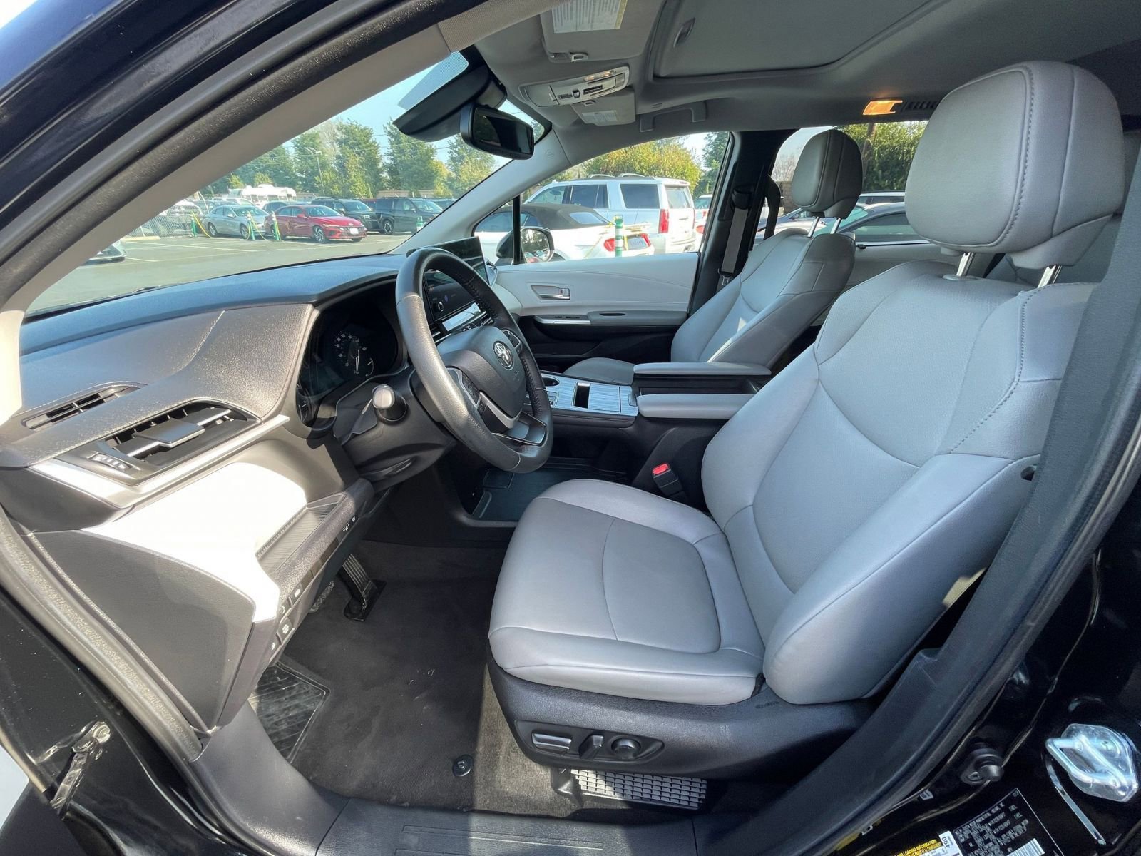 Thumbnail: 2025 Toyota Sienna - 29