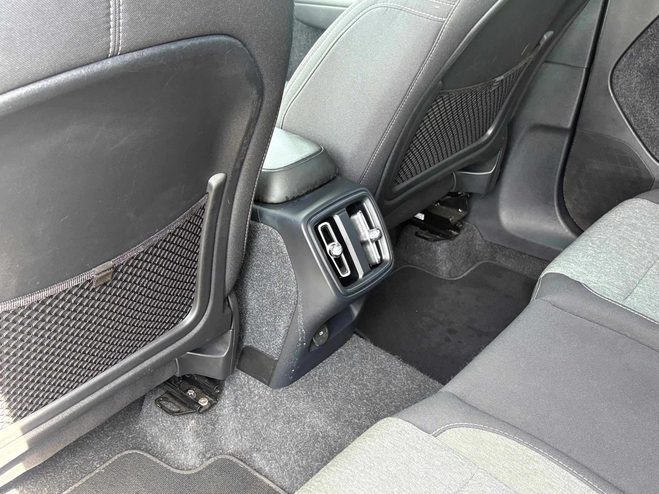 Thumbnail: 2024 Volvo XC40 - 25