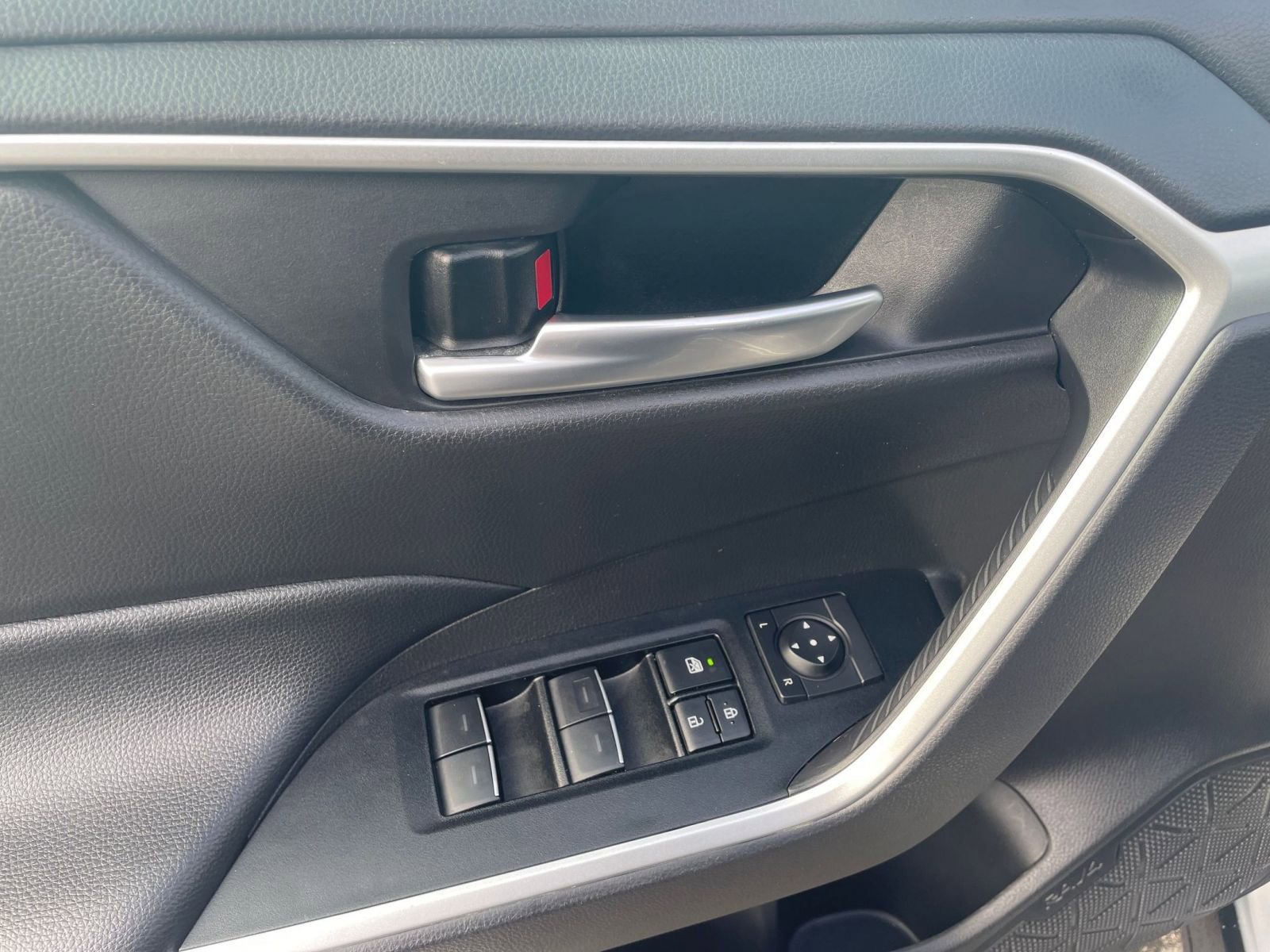 Thumbnail: 2025 Toyota RAV4 - 20