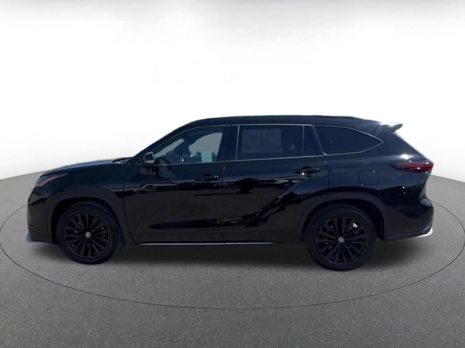 Thumbnail: 2025 Toyota Highlander - 9