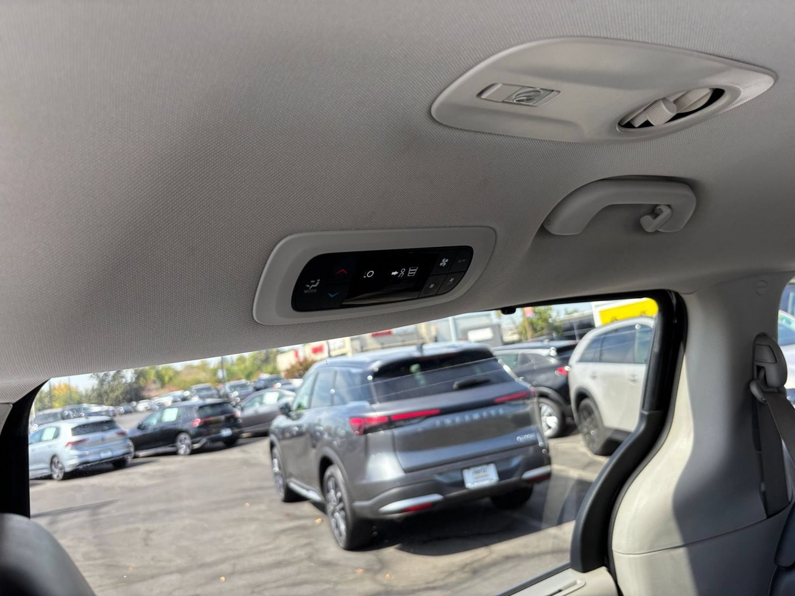 Thumbnail: 2023 Chrysler Pacifica - 24