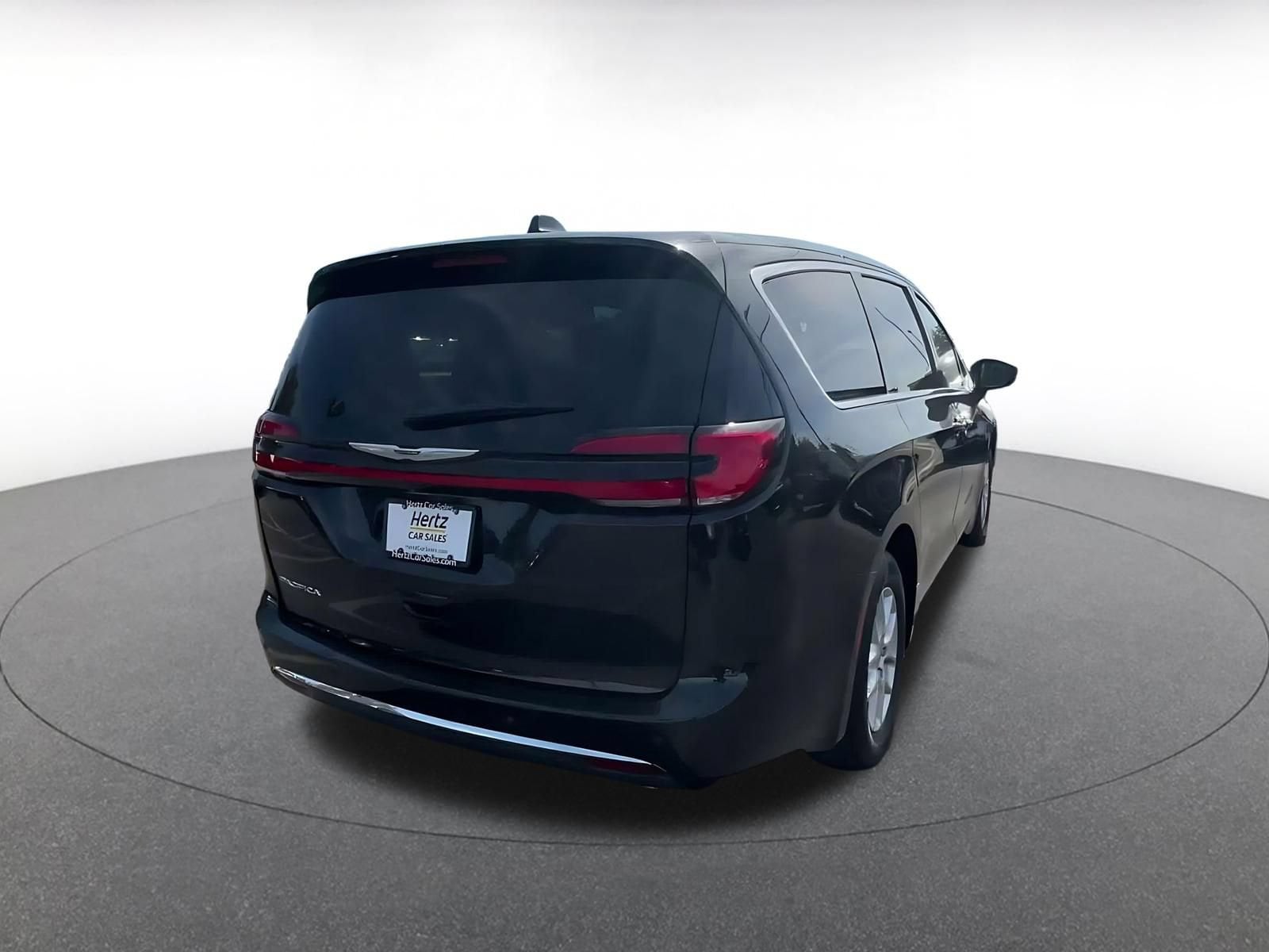 Thumbnail: 2023 Chrysler Pacifica - 13
