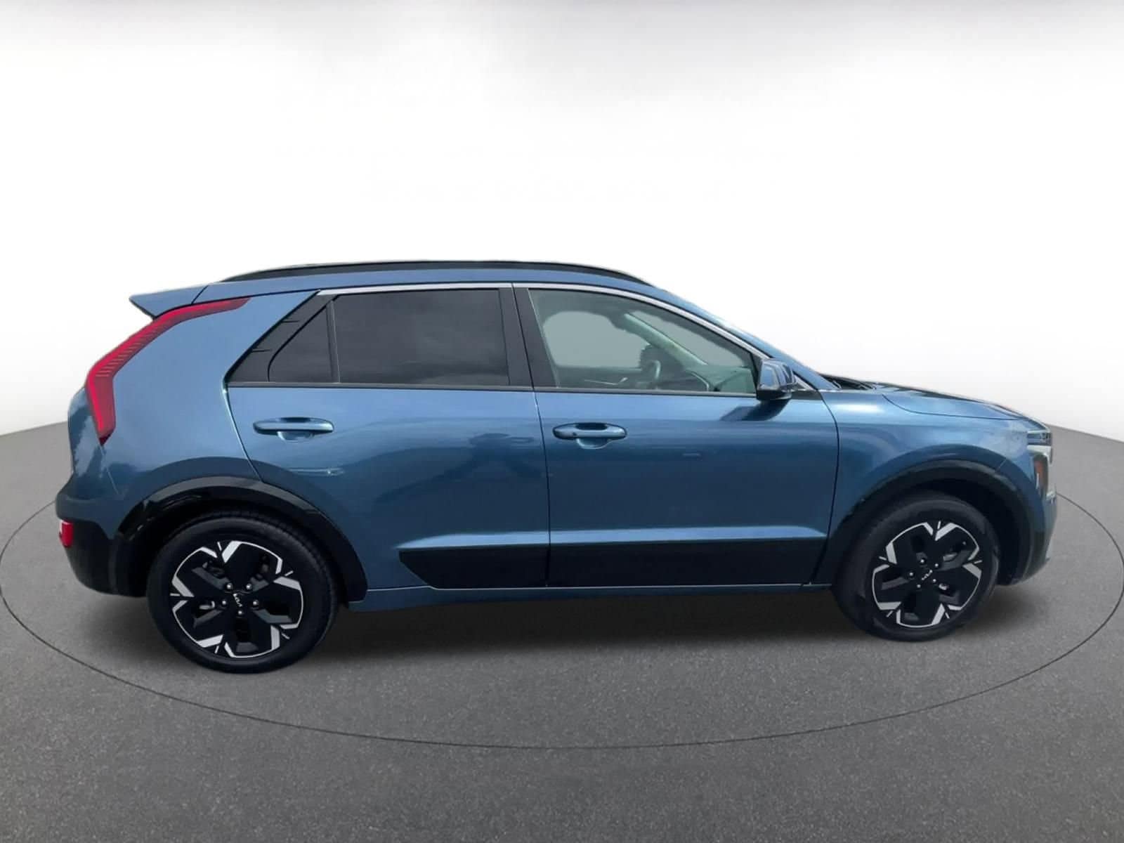 Thumbnail: 2023 Kia Niro - 16