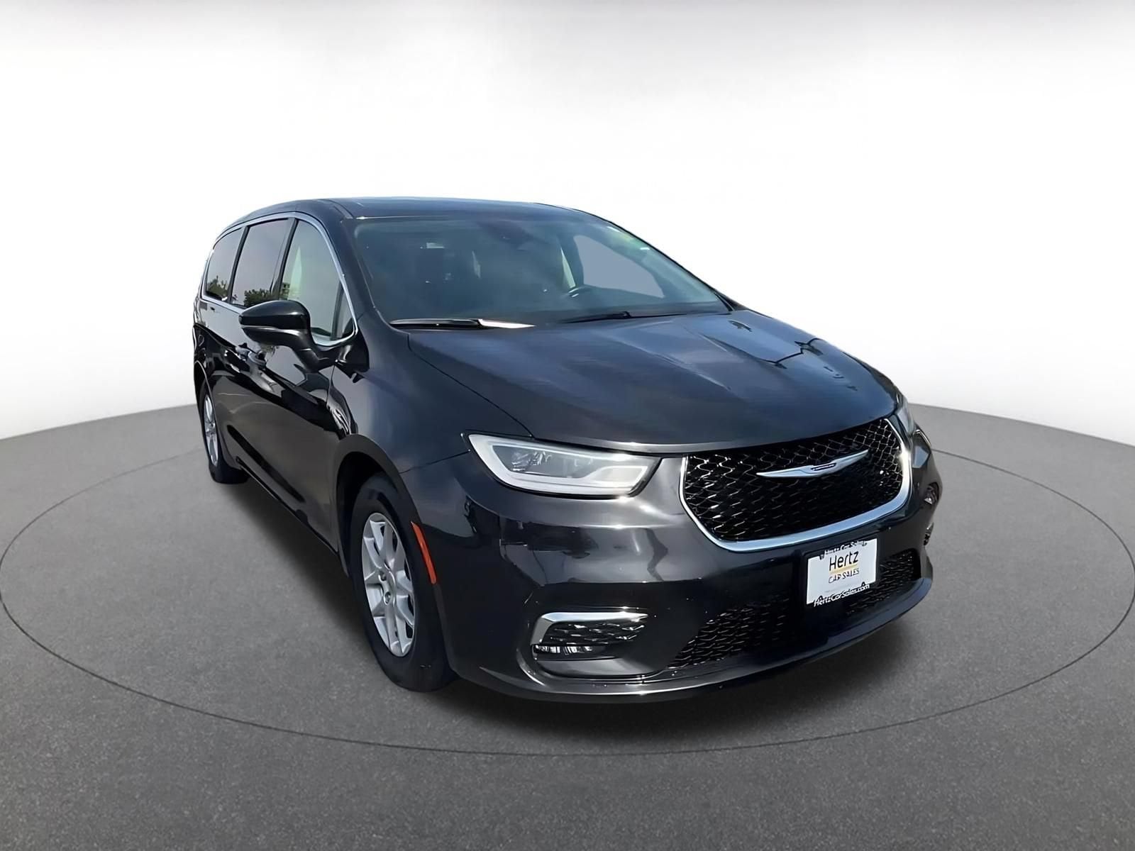 Thumbnail: 2023 Chrysler Pacifica - 3
