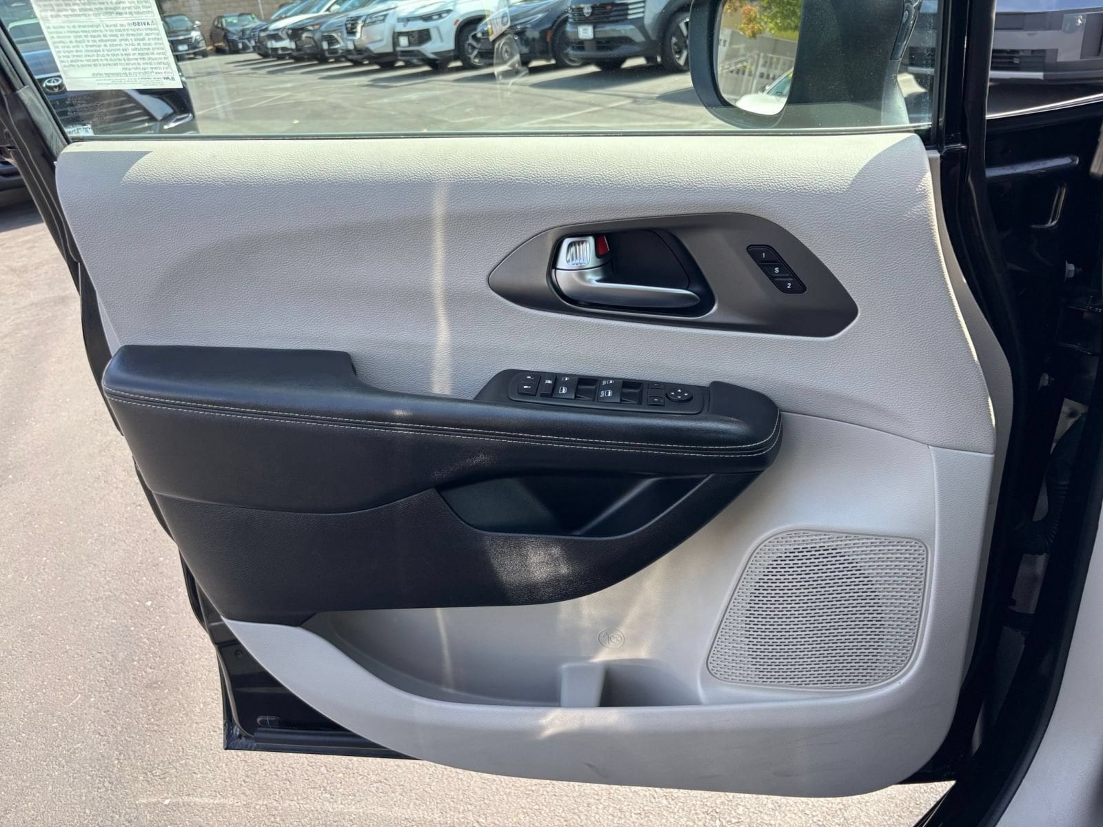 Thumbnail: 2023 Chrysler Pacifica - 18