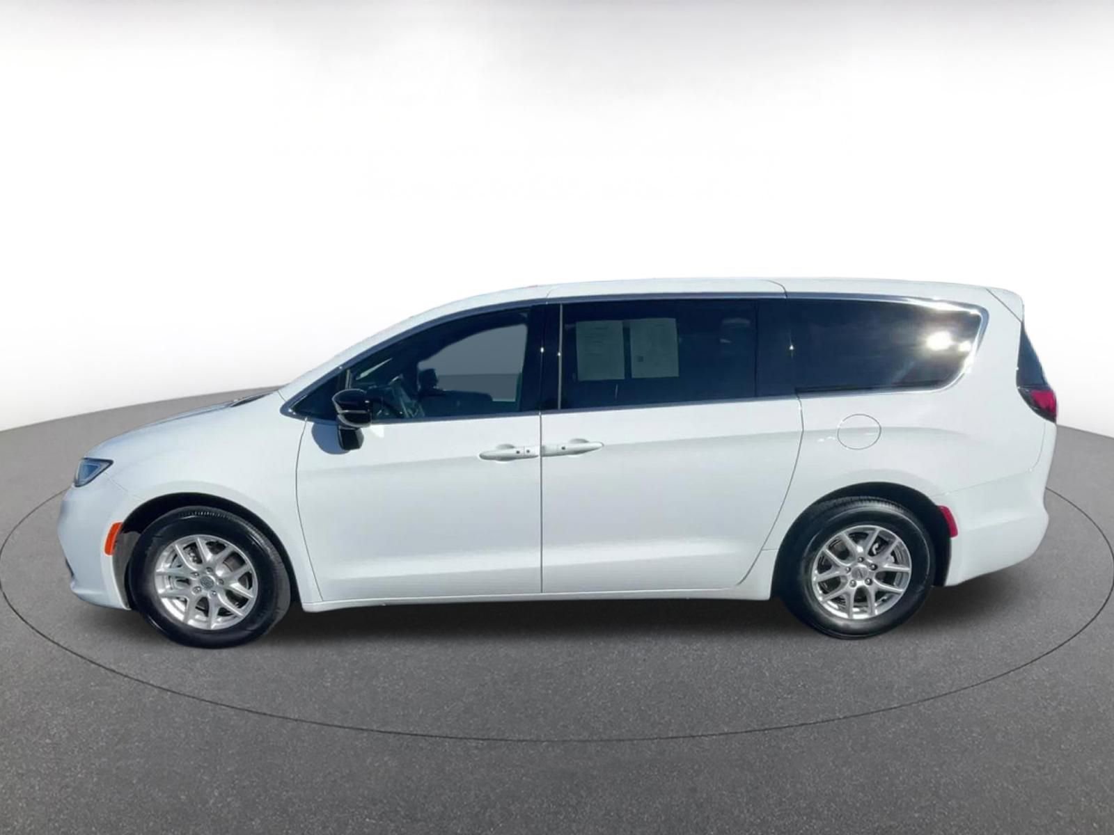 Thumbnail: 2025 Chrysler Pacifica - 9