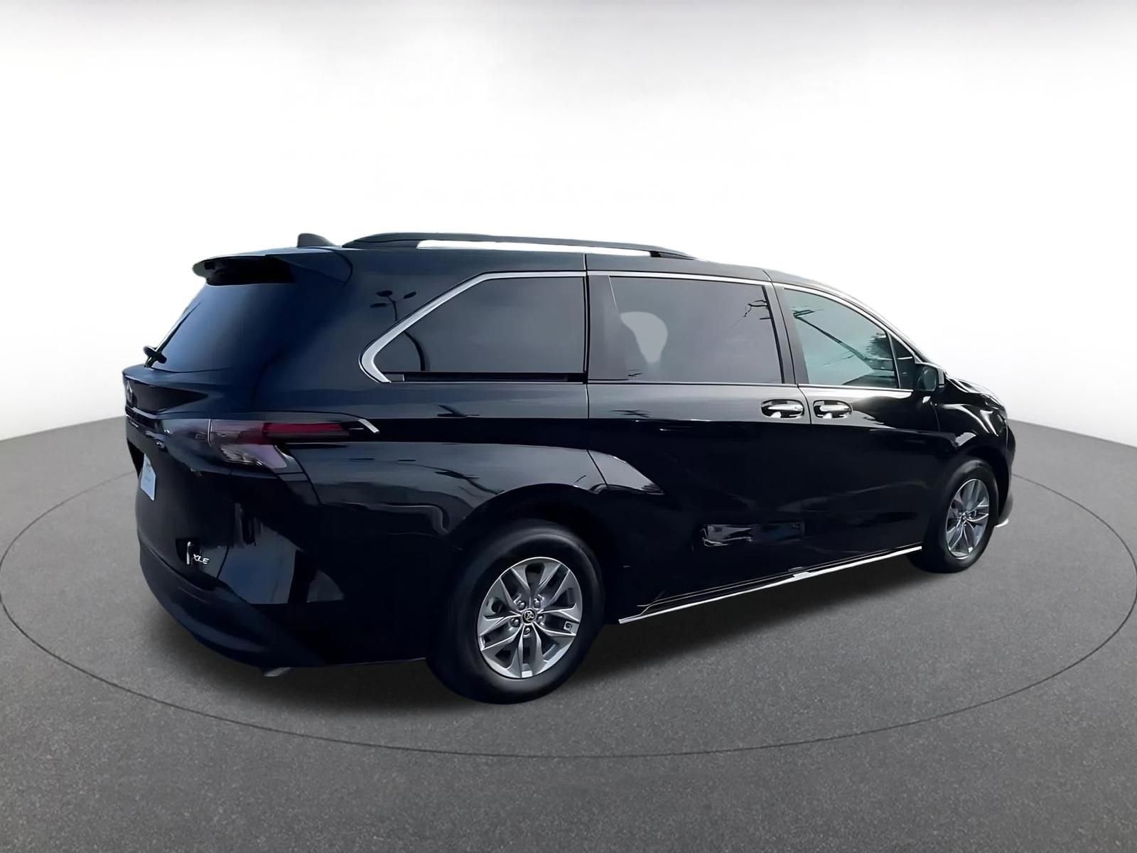 Thumbnail: 2025 Toyota Sienna - 15