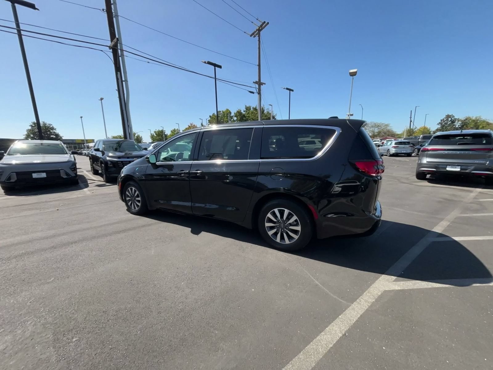Thumbnail: 2023 Chrysler Pacifica - 9