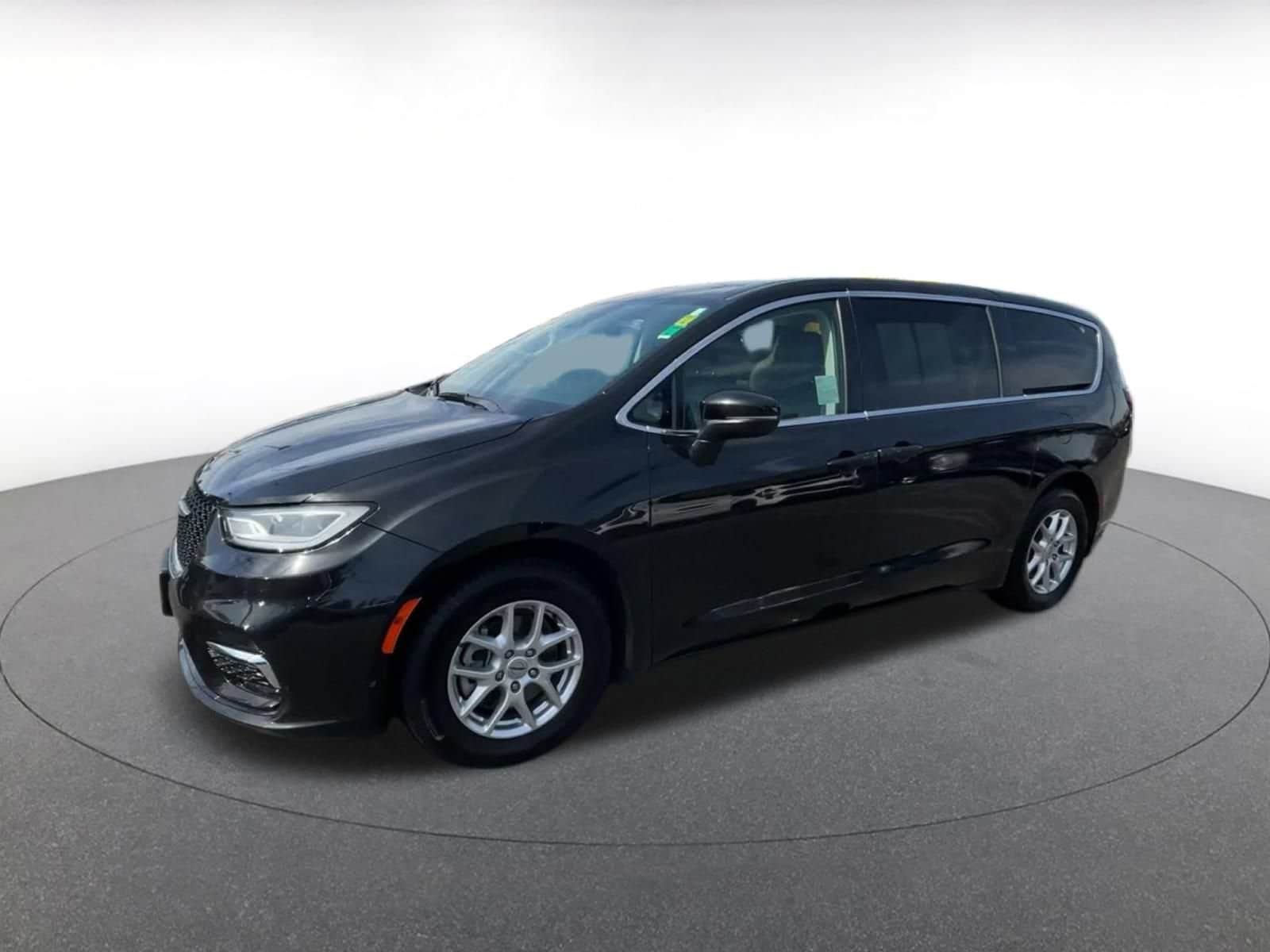 Thumbnail: 2023 Chrysler Pacifica - 7