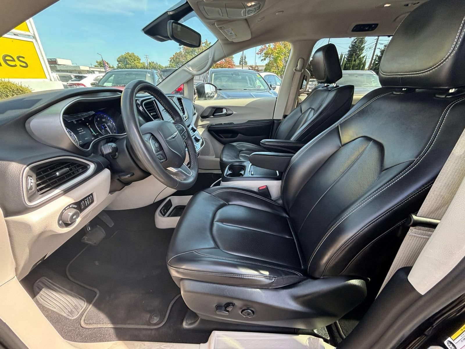 Thumbnail: 2023 Chrysler Pacifica - 28