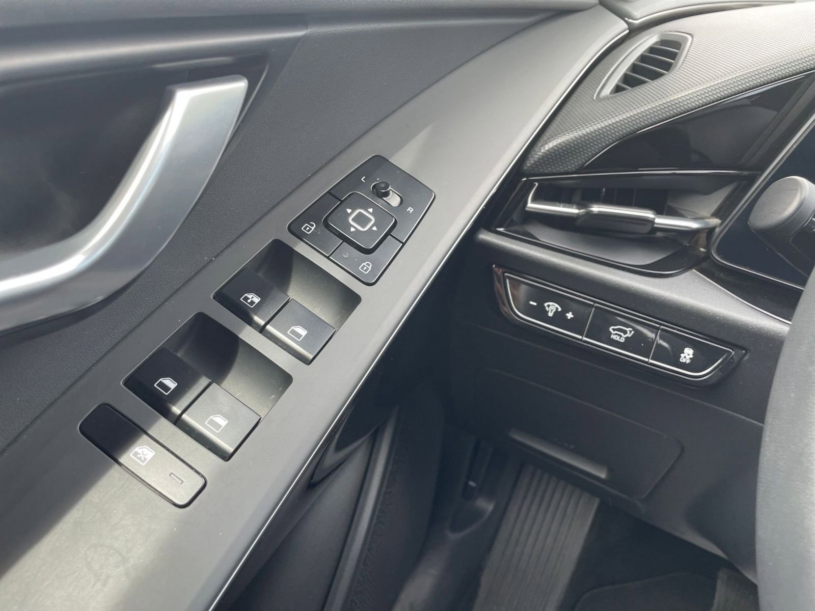 Thumbnail: 2023 Kia Niro - 22