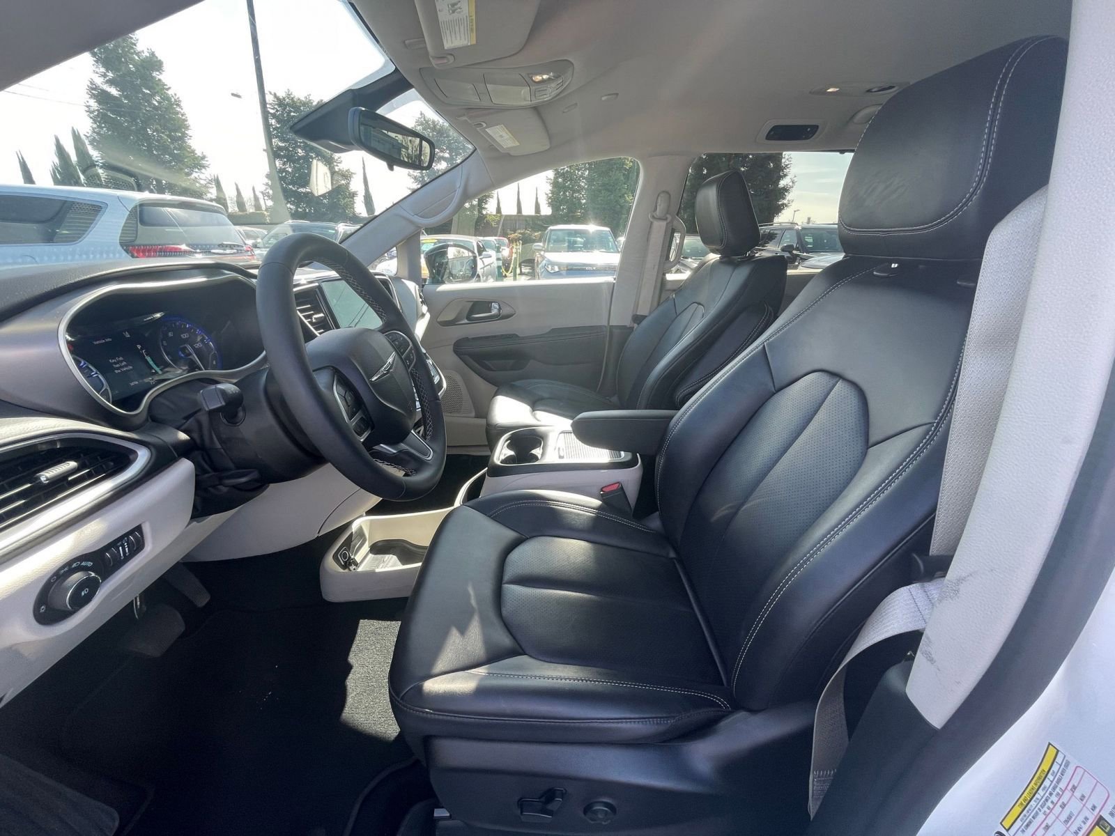 Thumbnail: 2024 Chrysler Pacifica - 23