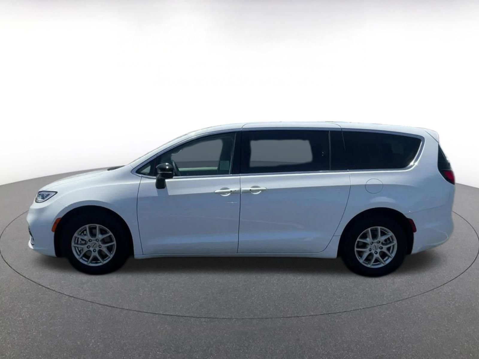 Thumbnail: 2024 Chrysler Pacifica - 8